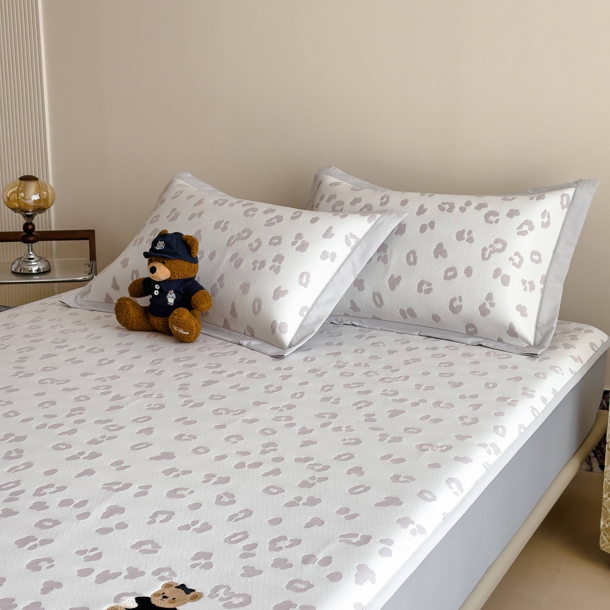 91家纺网 家纺一手货源 找家纺 孩子王家纺 2026春夏新款A类母婴级ins清新冰豆豆小熊刺绣凉感值过0.21夏季冰丝席凉席 小熊豹豹-浅粉 床笠款