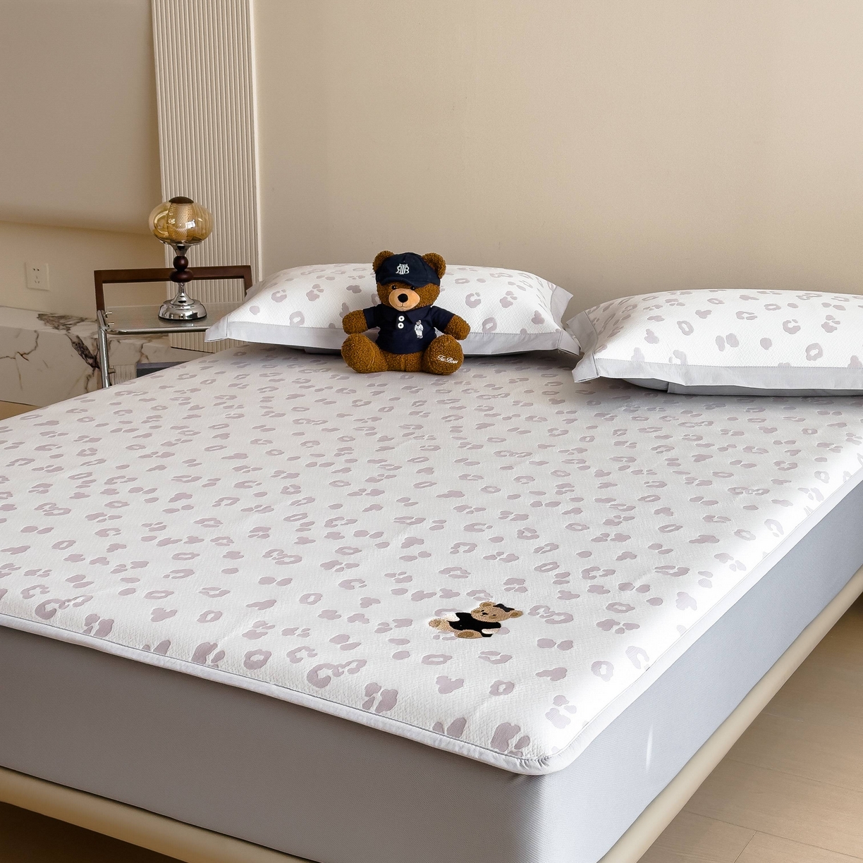 91家纺网 家纺一手货源 找家纺 孩子王家纺 2026春夏新款A类母婴级ins清新冰豆豆小熊刺绣凉感值过0.21夏季冰丝席凉席 小熊豹豹-浅粉 床笠款