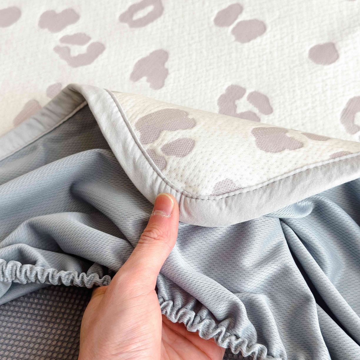 91家纺网 家纺一手货源 找家纺 孩子王家纺 2026春夏新款A类母婴级ins清新冰豆豆小熊刺绣凉感值过0.21夏季冰丝席凉席 小熊豹豹-浅粉 床笠款