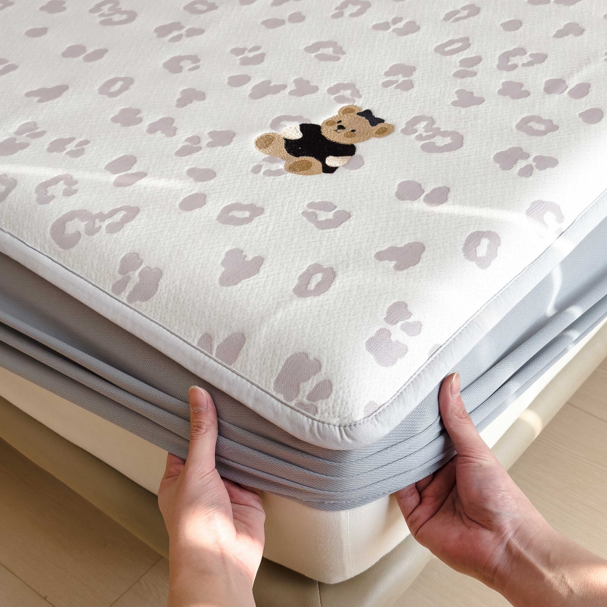 91家纺网 家纺一手货源 找家纺 孩子王家纺 2026春夏新款A类母婴级ins清新冰豆豆小熊刺绣凉感值过0.21夏季冰丝席凉席 小熊豹豹-浅粉 床笠款