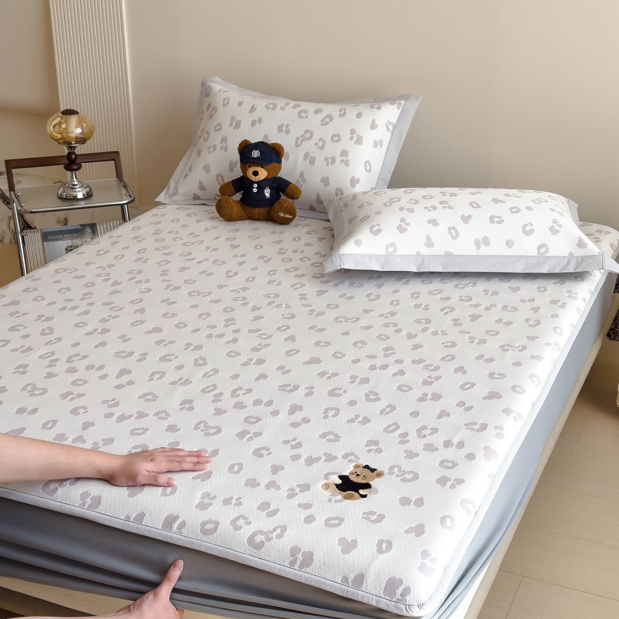 91家纺网 家纺一手货源 找家纺 孩子王家纺 2026春夏新款A类母婴级ins清新冰豆豆小熊刺绣凉感值过0.21夏季冰丝席凉席 小熊豹豹-浅粉 床笠款