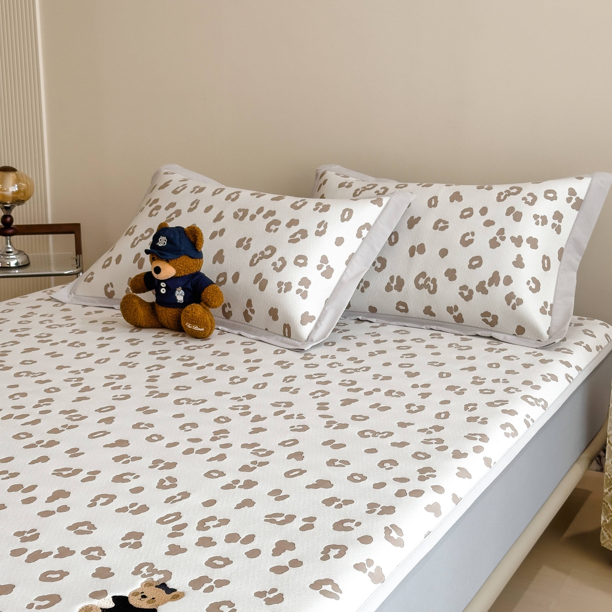 91家纺网 家纺一手货源 找家纺 孩子王家纺 2026春夏新款A类母婴级ins清新冰豆豆小熊刺绣凉感值过0.21夏季冰丝席凉席 小熊豹豹-浅咖 床笠款