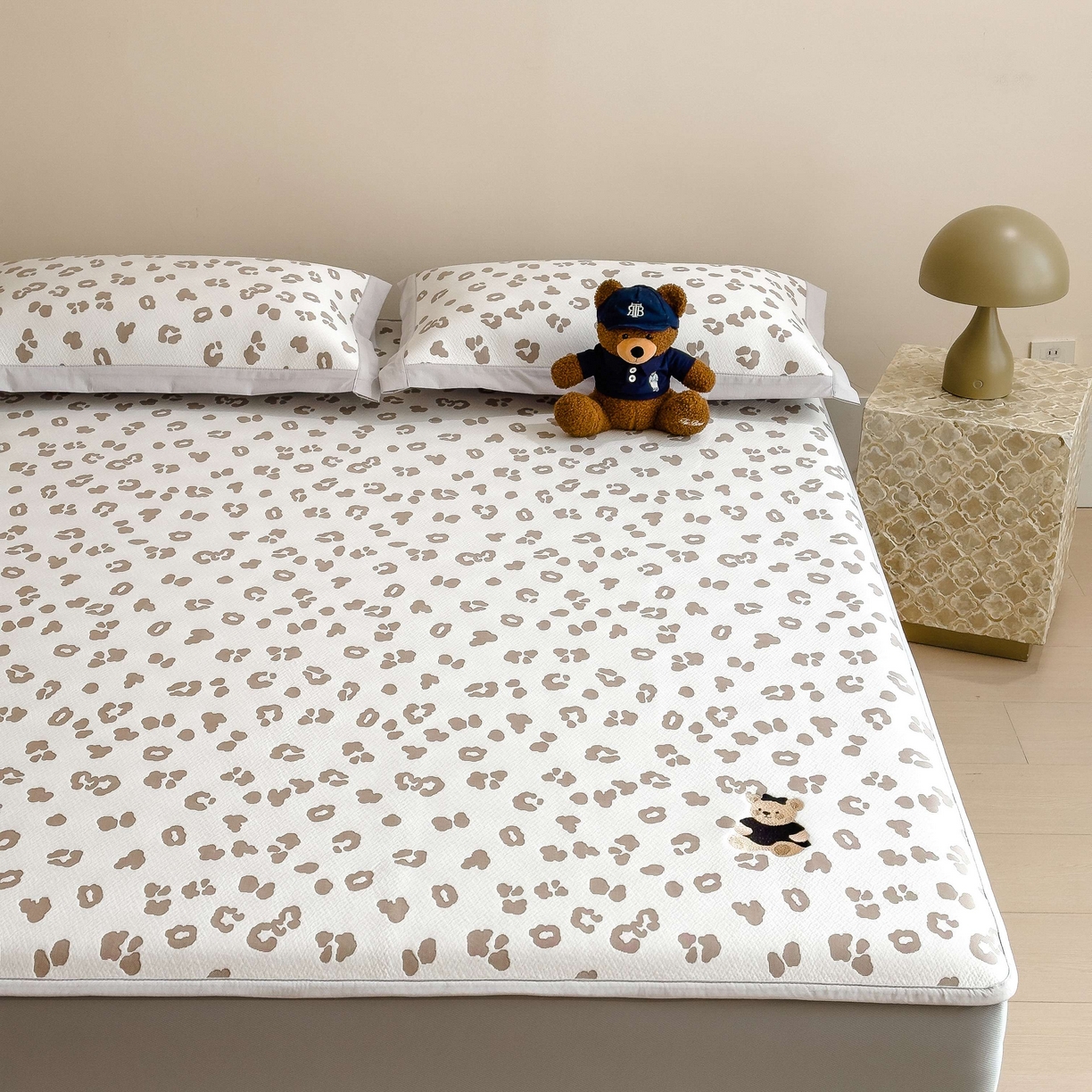 91家纺网 家纺一手货源 找家纺 孩子王家纺 2026春夏新款A类母婴级ins清新冰豆豆小熊刺绣凉感值过0.21夏季冰丝席凉席 小熊豹豹-浅咖 床笠款