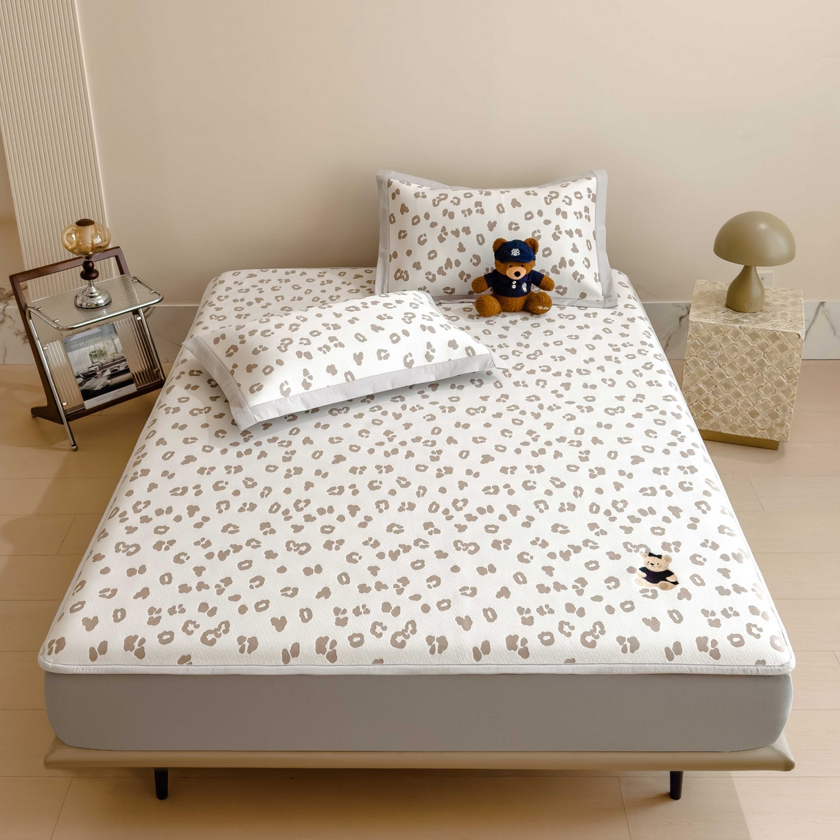 91家纺网 家纺一手货源 找家纺 孩子王家纺 2026春夏新款A类母婴级ins清新冰豆豆小熊刺绣凉感值过0.21夏季冰丝席凉席 小熊豹豹-浅咖 床笠款