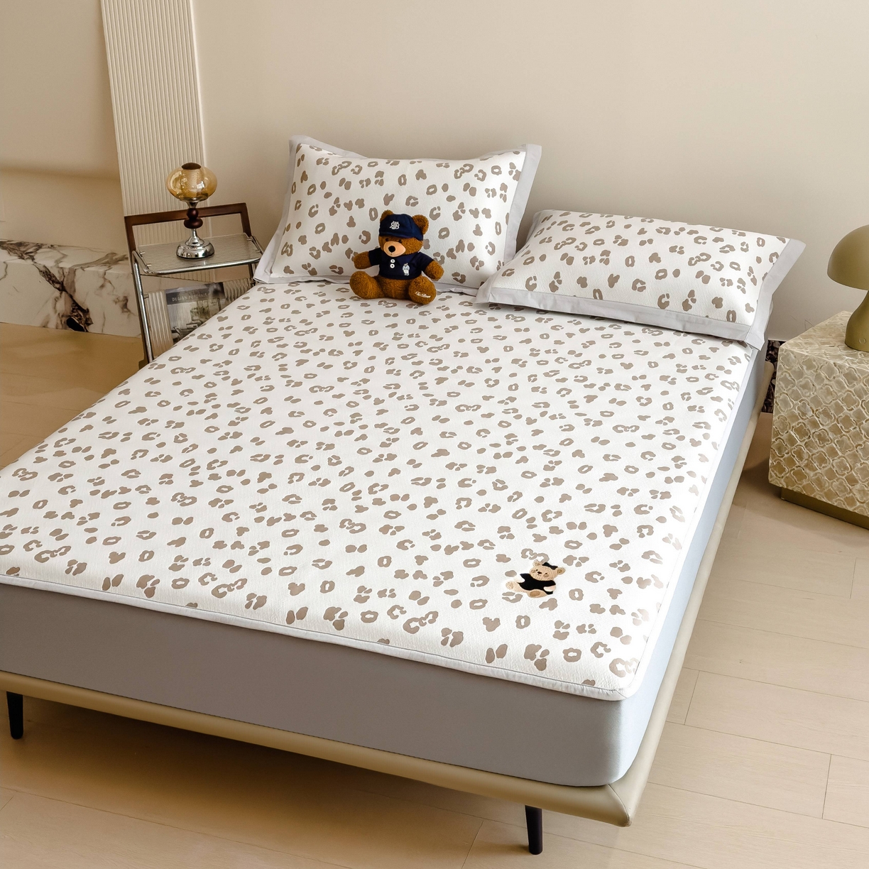 91家纺网 家纺一手货源 找家纺 孩子王家纺 2026春夏新款A类母婴级ins清新冰豆豆小熊刺绣凉感值过0.21夏季冰丝席凉席 小熊豹豹-浅咖 床笠款