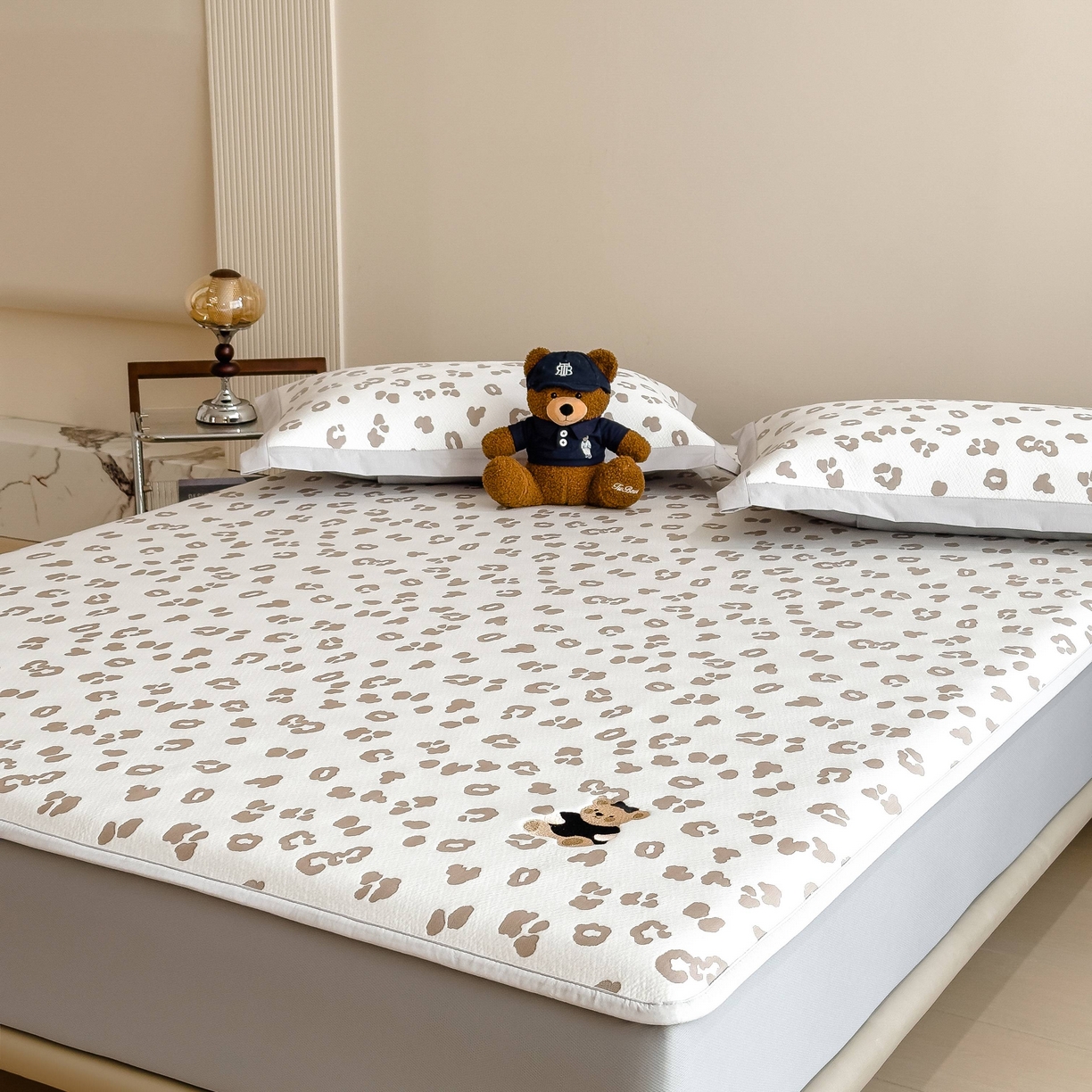 91家纺网 家纺一手货源 找家纺 孩子王家纺 2026春夏新款A类母婴级ins清新冰豆豆小熊刺绣凉感值过0.21夏季冰丝席凉席 小熊豹豹-浅咖 床笠款