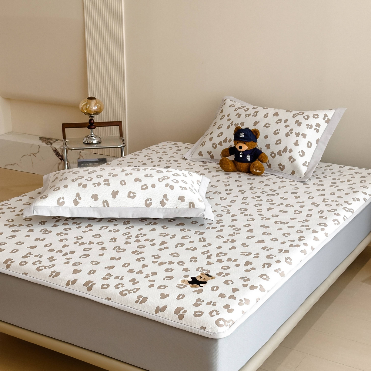 91家纺网 家纺一手货源 找家纺 孩子王家纺 2026春夏新款A类母婴级ins清新冰豆豆小熊刺绣凉感值过0.21夏季冰丝席凉席 小熊豹豹-浅咖 床笠款