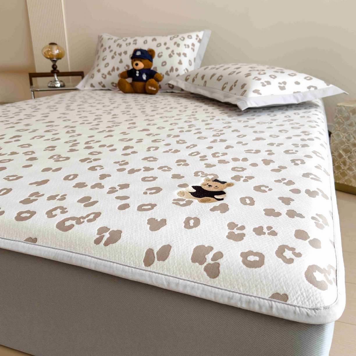 91家纺网 家纺一手货源 找家纺 孩子王家纺 2026春夏新款A类母婴级ins清新冰豆豆小熊刺绣凉感值过0.21夏季冰丝席凉席 小熊豹豹-浅咖 床笠款