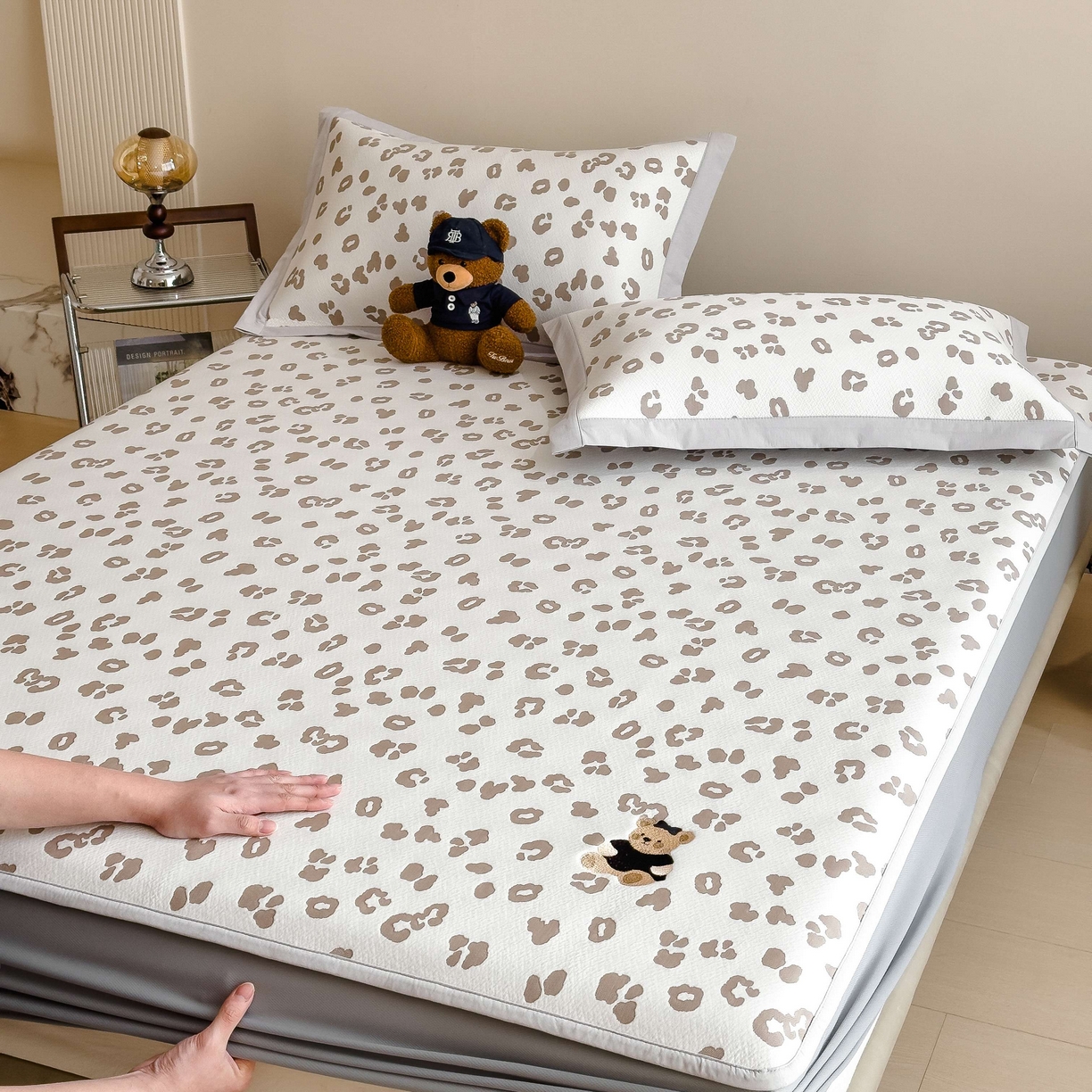 91家纺网 家纺一手货源 找家纺 孩子王家纺 2026春夏新款A类母婴级ins清新冰豆豆小熊刺绣凉感值过0.21夏季冰丝席凉席 小熊豹豹-浅咖 床笠款