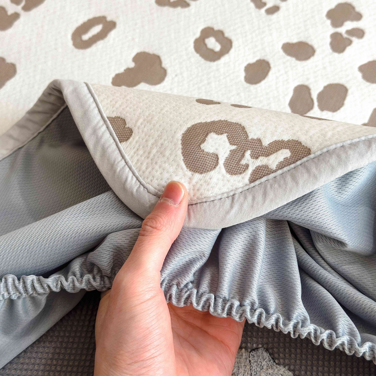 91家纺网 家纺一手货源 找家纺 孩子王家纺 2026春夏新款A类母婴级ins清新冰豆豆小熊刺绣凉感值过0.21夏季冰丝席凉席 小熊豹豹-浅咖 床笠款