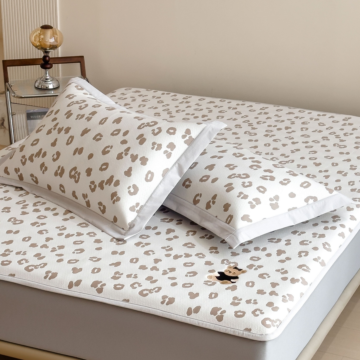 91家纺网 家纺一手货源 找家纺 孩子王家纺 2026春夏新款A类母婴级ins清新冰豆豆小熊刺绣凉感值过0.21夏季冰丝席凉席 小熊豹豹-浅咖 床笠款