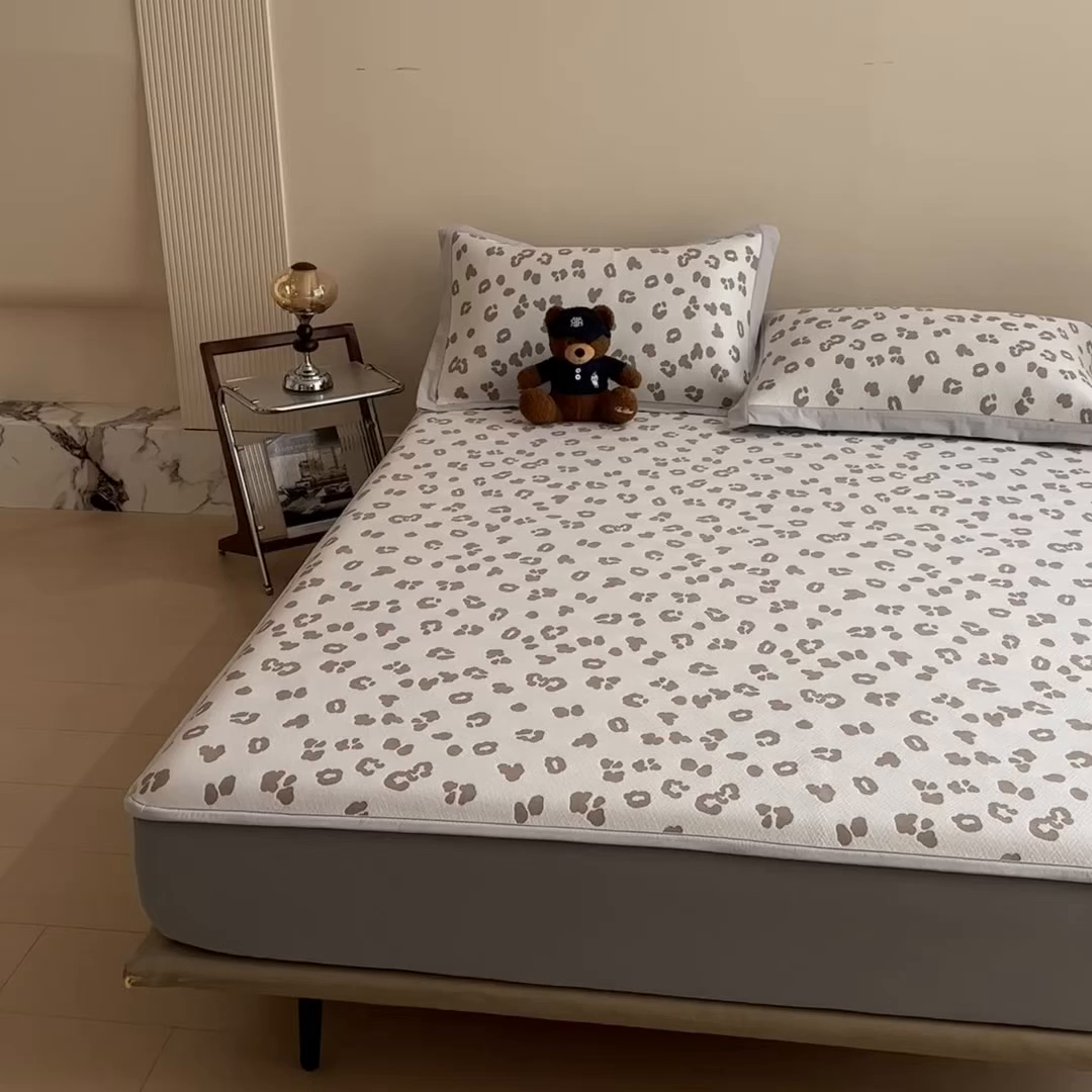 91家纺网 家纺一手货源 找家纺 孩子王家纺 2026春夏新款A类母婴级ins清新冰豆豆小熊刺绣凉感值过0.21夏季冰丝席凉席 小熊豹豹-浅咖 床笠款