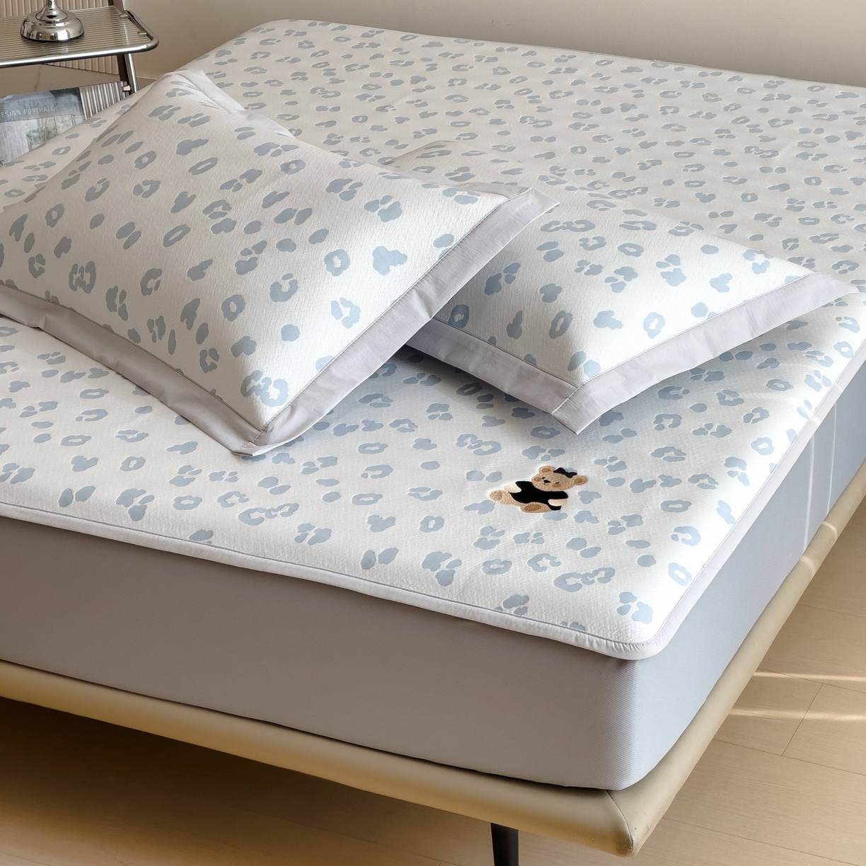 91家纺网 家纺一手货源 找家纺 孩子王家纺 2026春夏新款A类母婴级ins清新冰豆豆小熊刺绣凉感值过0.21夏季冰丝席凉席 小熊豹豹-浅蓝 床笠款