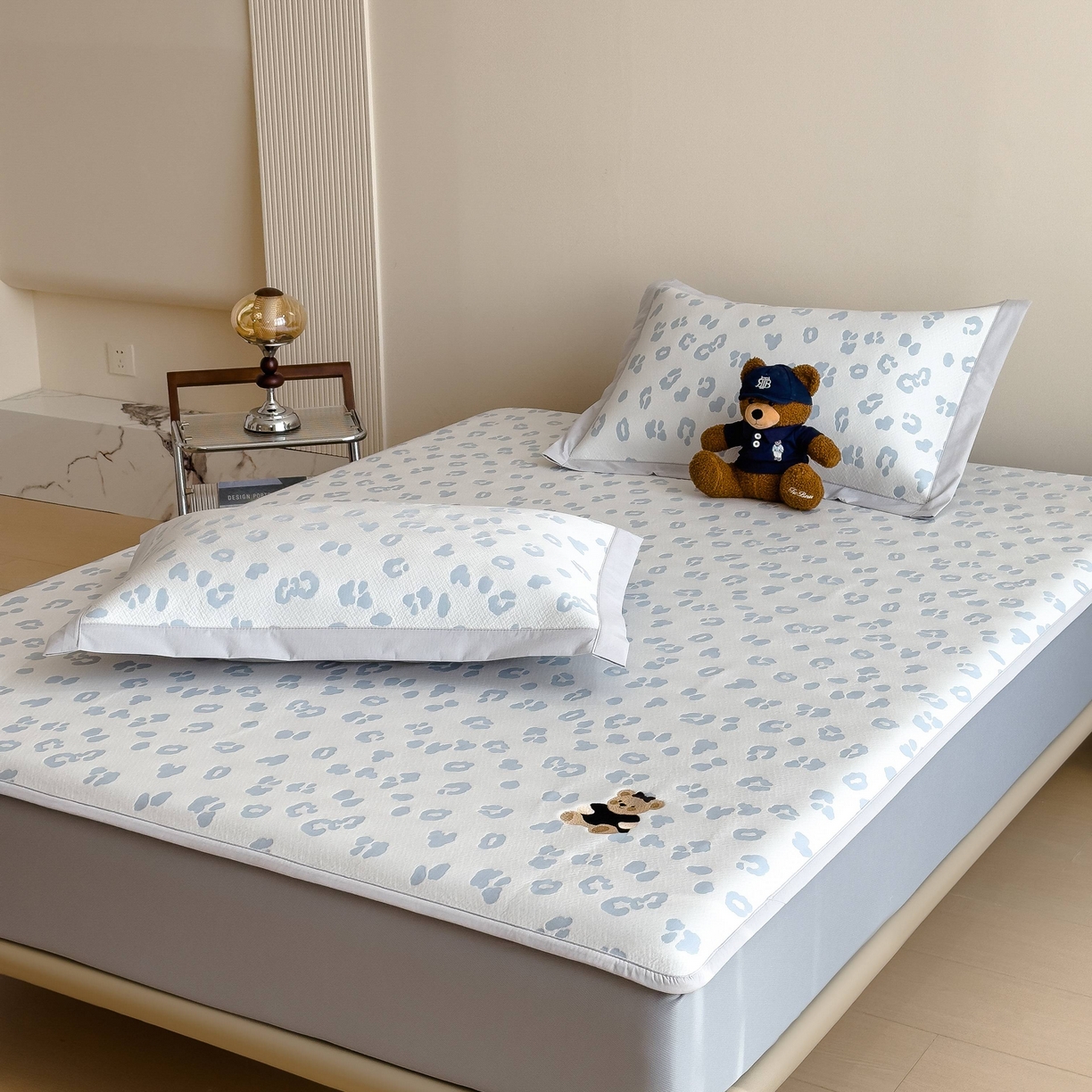 91家纺网 家纺一手货源 找家纺 孩子王家纺 2026春夏新款A类母婴级ins清新冰豆豆小熊刺绣凉感值过0.21夏季冰丝席凉席 小熊豹豹-浅蓝 床笠款