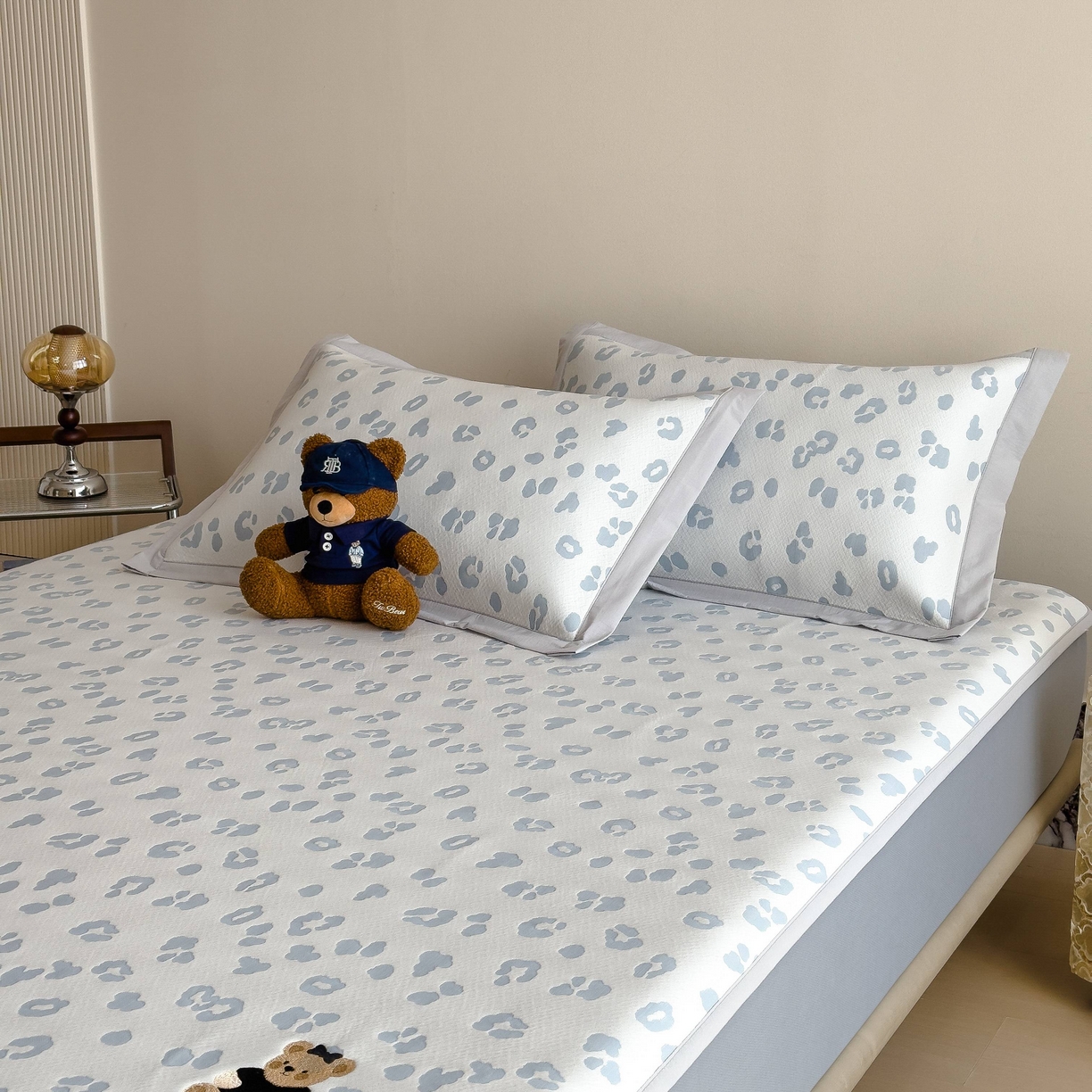 91家纺网 家纺一手货源 找家纺 孩子王家纺 2026春夏新款A类母婴级ins清新冰豆豆小熊刺绣凉感值过0.21夏季冰丝席凉席 小熊豹豹-浅蓝 床笠款