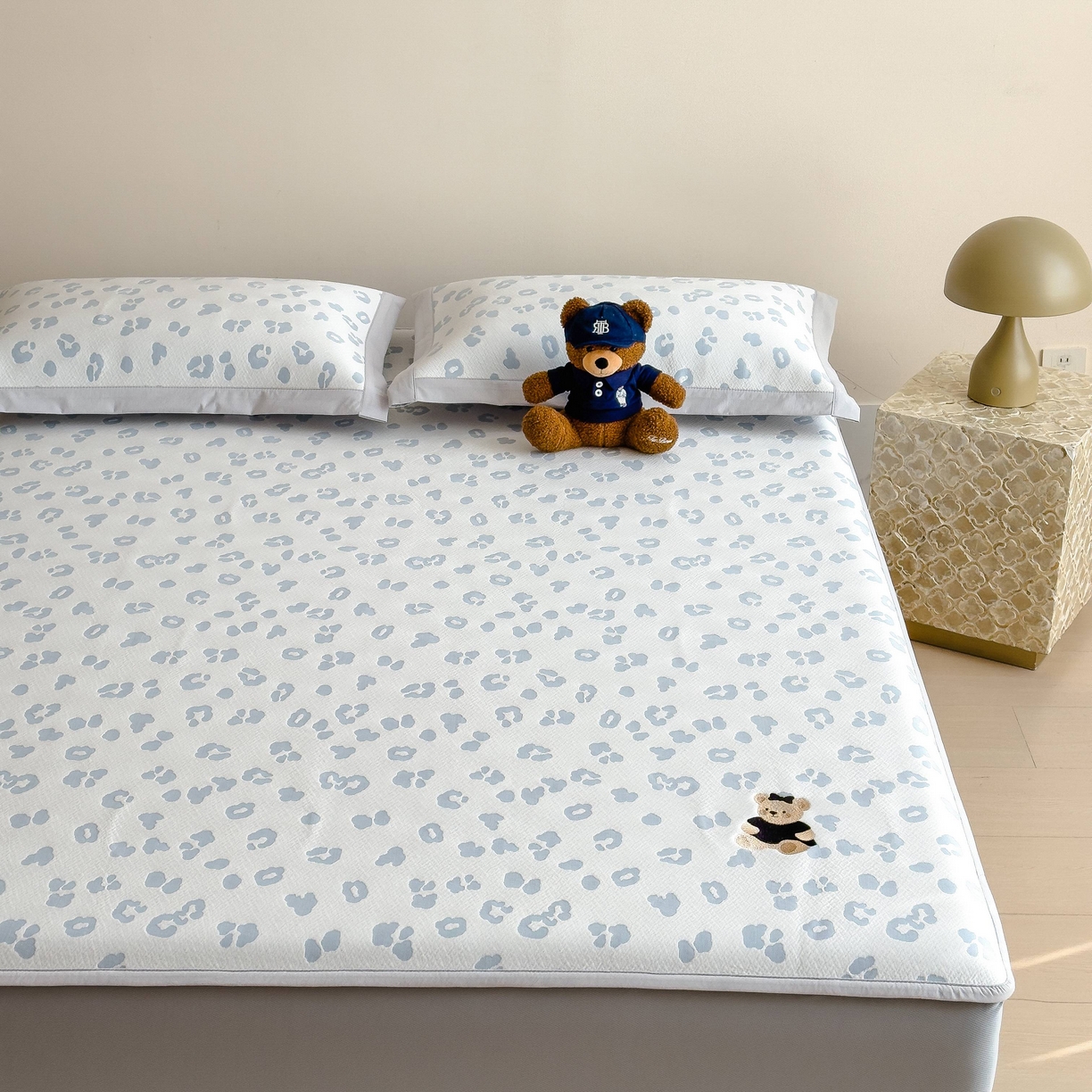 91家纺网 家纺一手货源 找家纺 孩子王家纺 2026春夏新款A类母婴级ins清新冰豆豆小熊刺绣凉感值过0.21夏季冰丝席凉席 小熊豹豹-浅蓝 床笠款