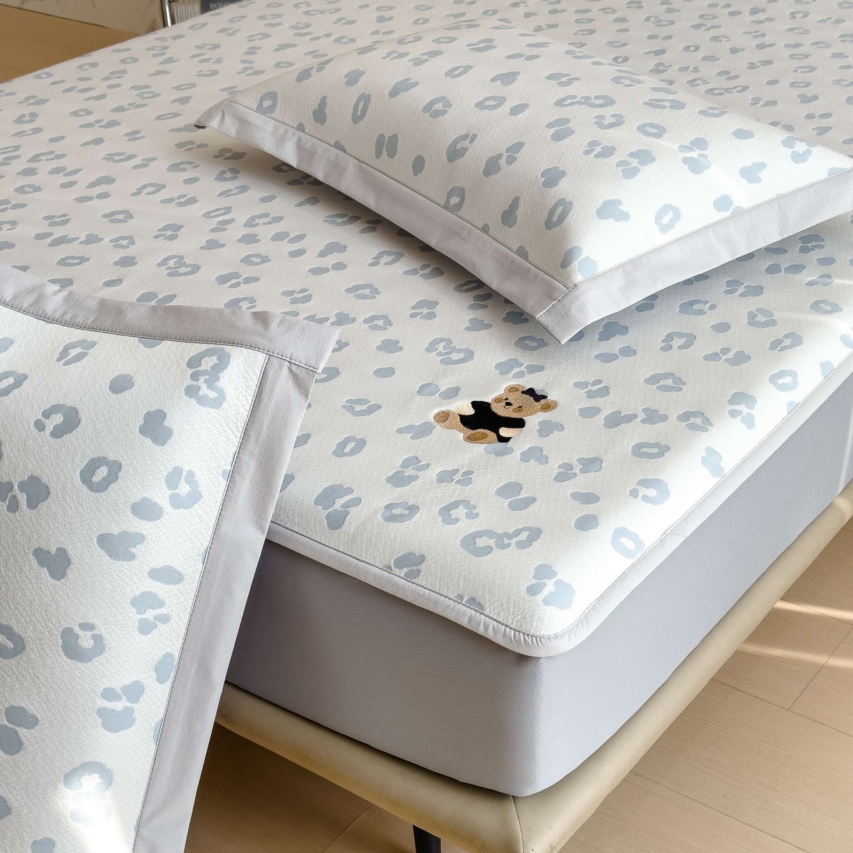 91家纺网 家纺一手货源 找家纺 孩子王家纺 2026春夏新款A类母婴级ins清新冰豆豆小熊刺绣凉感值过0.21夏季冰丝席凉席 小熊豹豹-浅蓝 床笠款