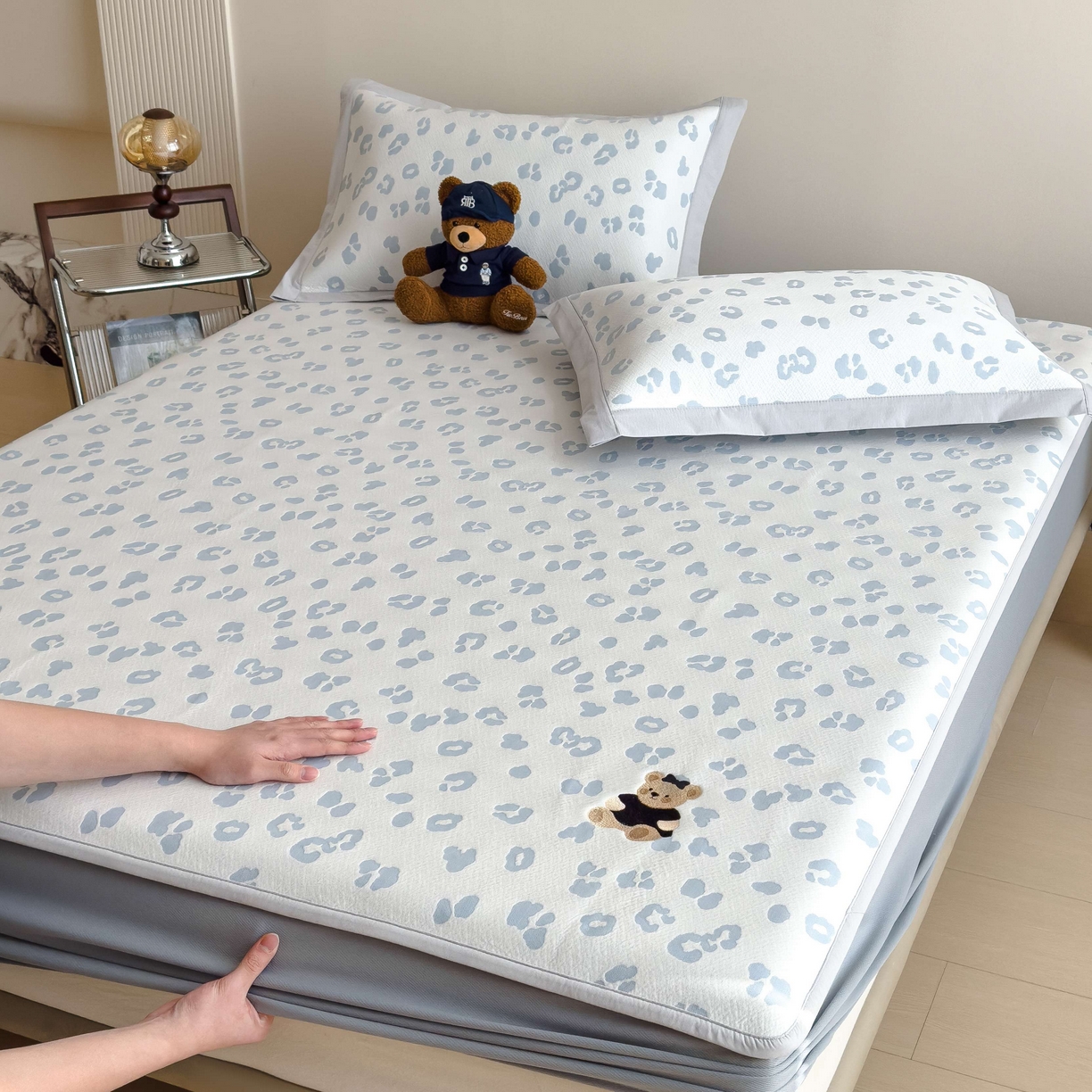 91家纺网 家纺一手货源 找家纺 孩子王家纺 2026春夏新款A类母婴级ins清新冰豆豆小熊刺绣凉感值过0.21夏季冰丝席凉席 小熊豹豹-浅蓝 床笠款