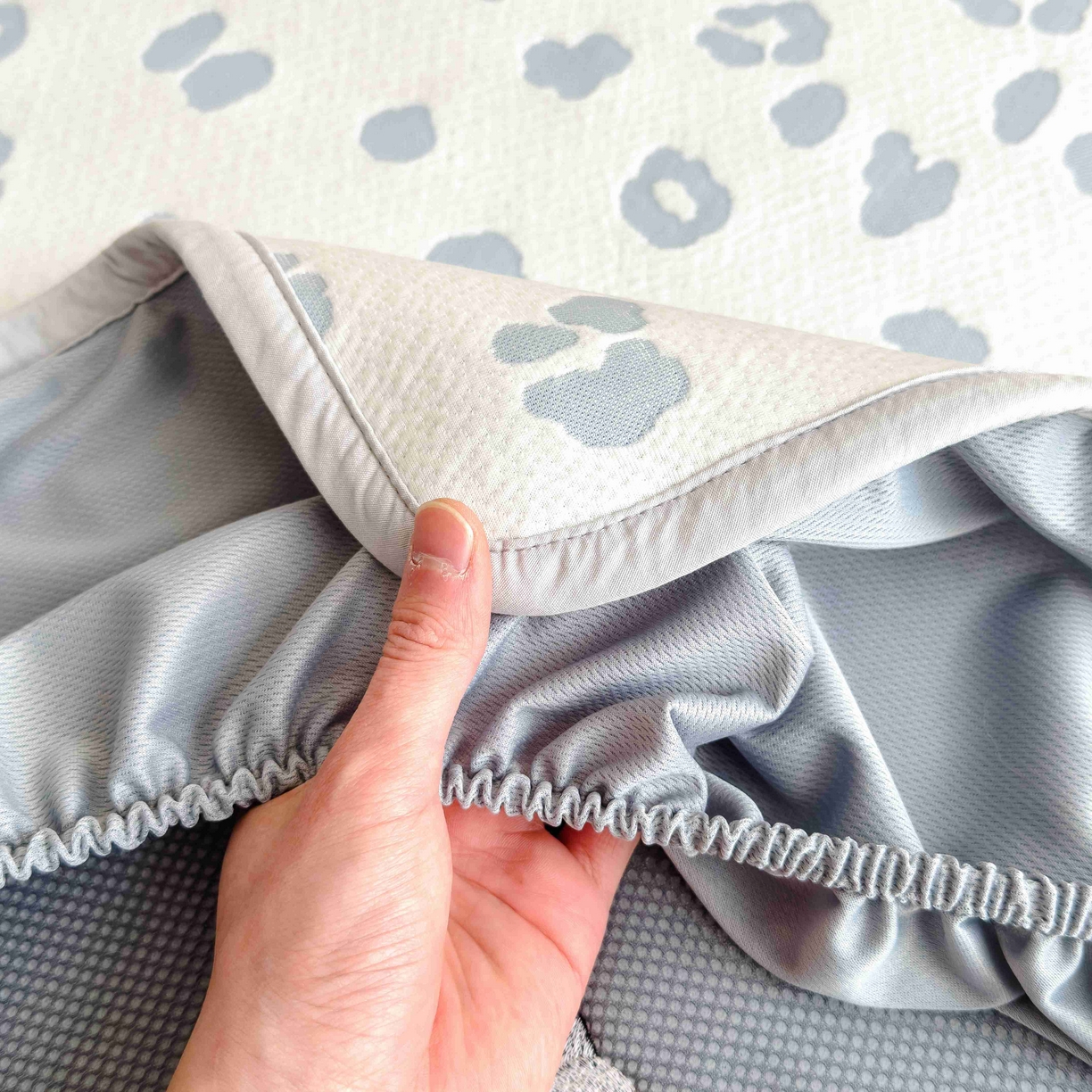 91家纺网 家纺一手货源 找家纺 孩子王家纺 2026春夏新款A类母婴级ins清新冰豆豆小熊刺绣凉感值过0.21夏季冰丝席凉席 小熊豹豹-浅蓝 床笠款