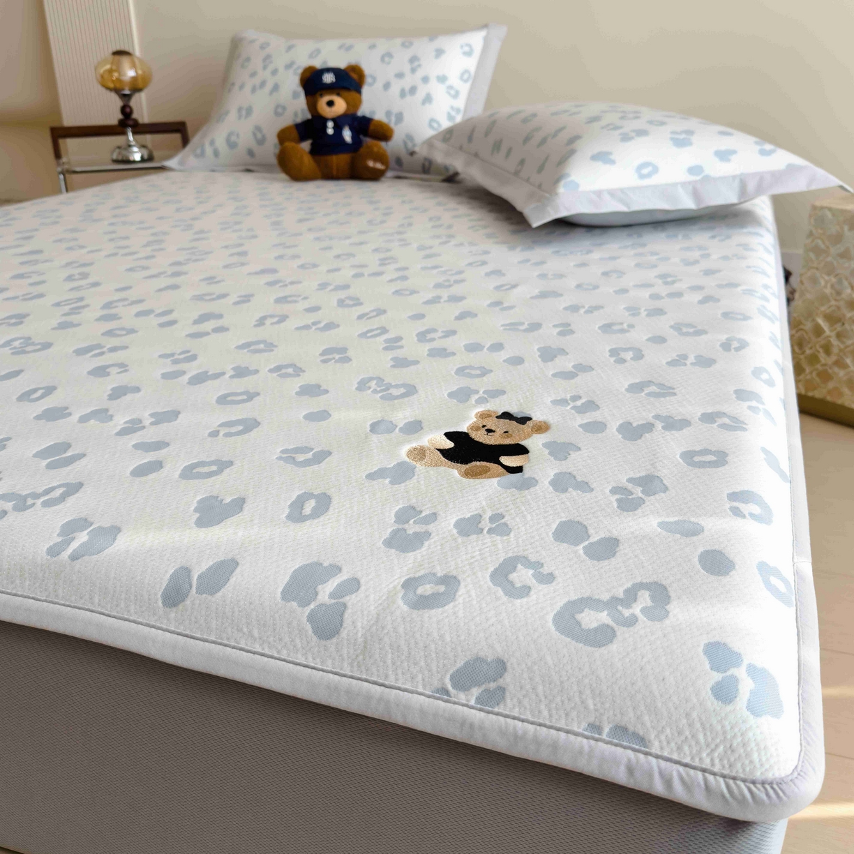 91家纺网 家纺一手货源 找家纺 孩子王家纺 2026春夏新款A类母婴级ins清新冰豆豆小熊刺绣凉感值过0.21夏季冰丝席凉席 小熊豹豹-浅蓝 床笠款