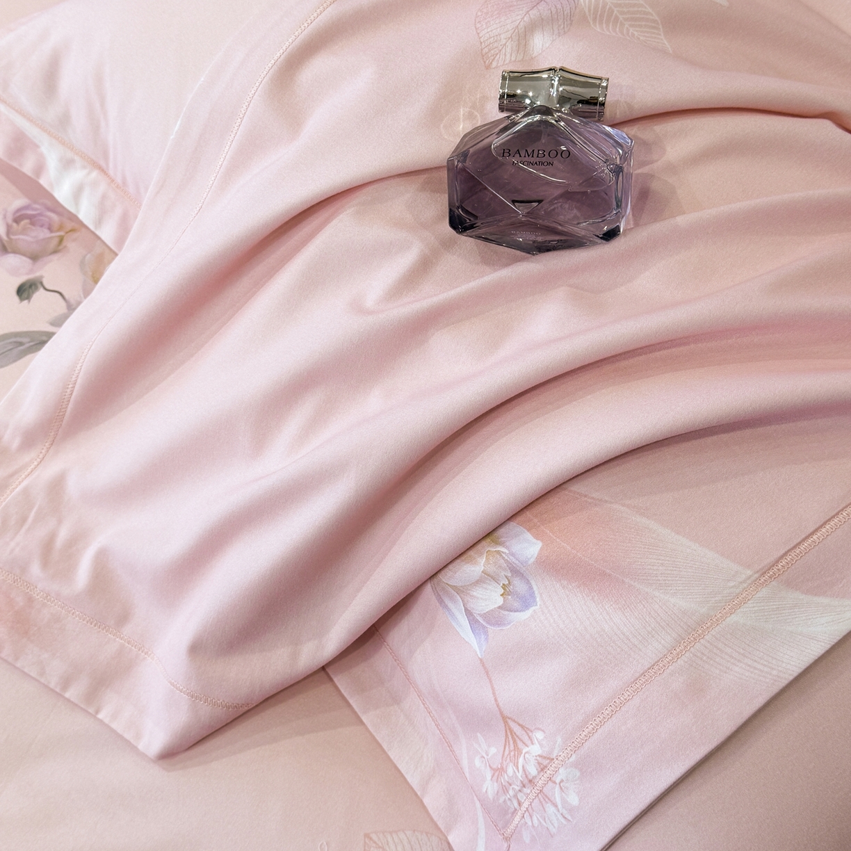 91家纺网 家纺一手货源 找家纺 喜四方 2026新款100%全棉60支长绒棉数码印花四件套（控价不低于180）秋季漫想-粉