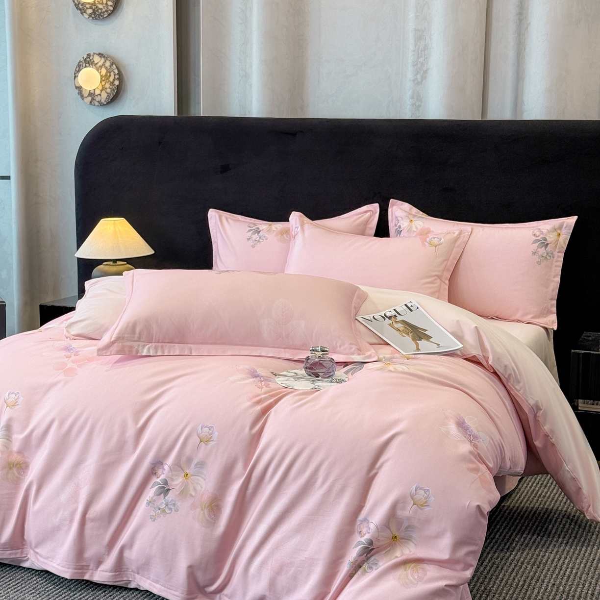 91家纺网 家纺一手货源 找家纺 喜四方 2026新款100%全棉60支长绒棉数码印花四件套（控价不低于180）秋季漫想-粉