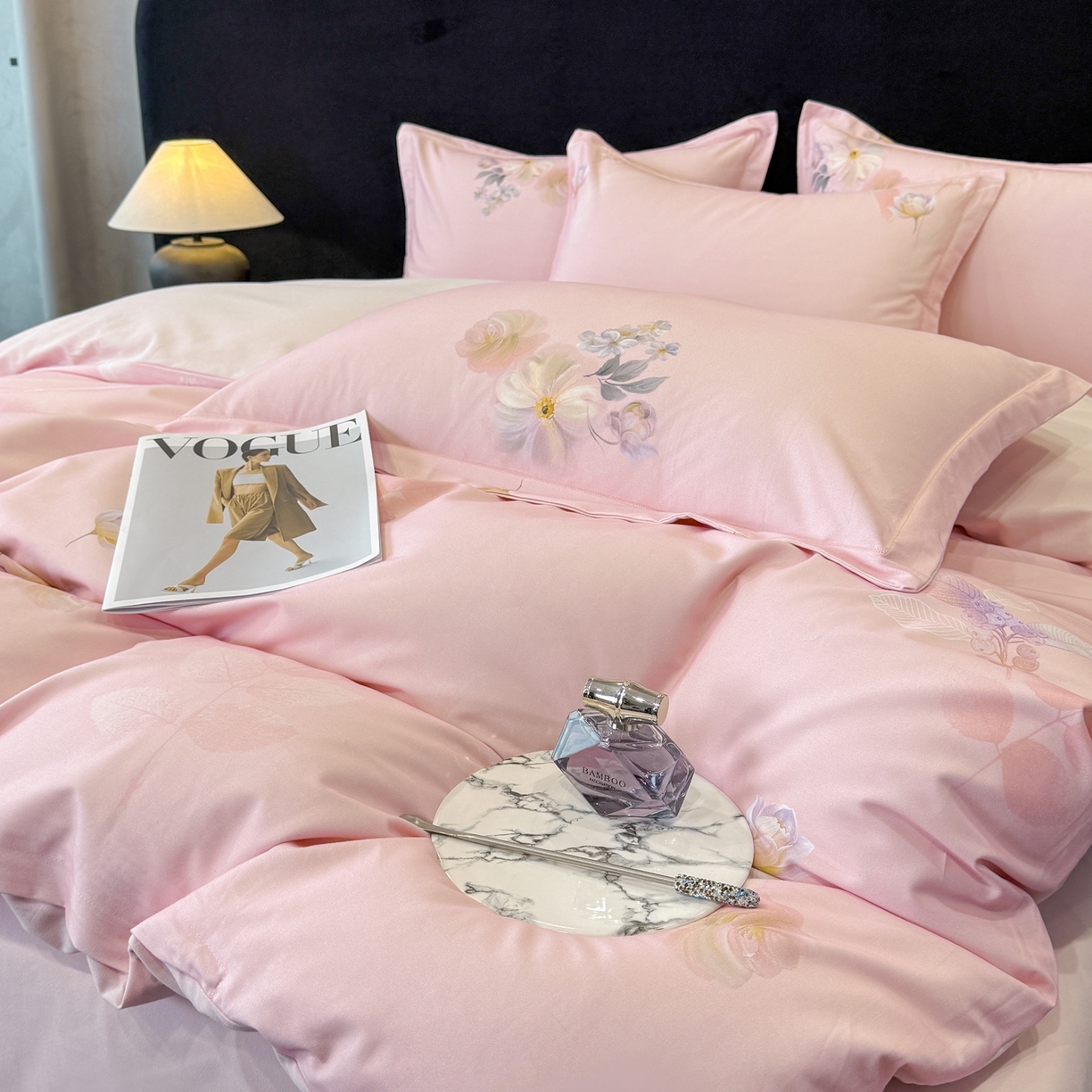 91家纺网 家纺一手货源 找家纺 喜四方 2026新款100%全棉60支长绒棉数码印花四件套（控价不低于180）秋季漫想-粉