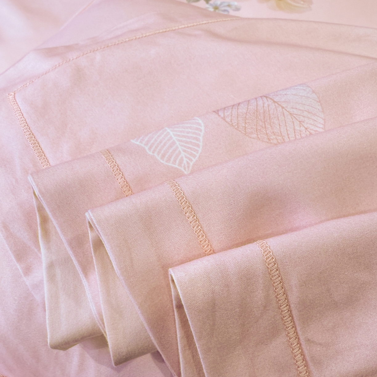 91家纺网 家纺一手货源 找家纺 喜四方 2026新款100%全棉60支长绒棉数码印花四件套（控价不低于180）秋季漫想-粉