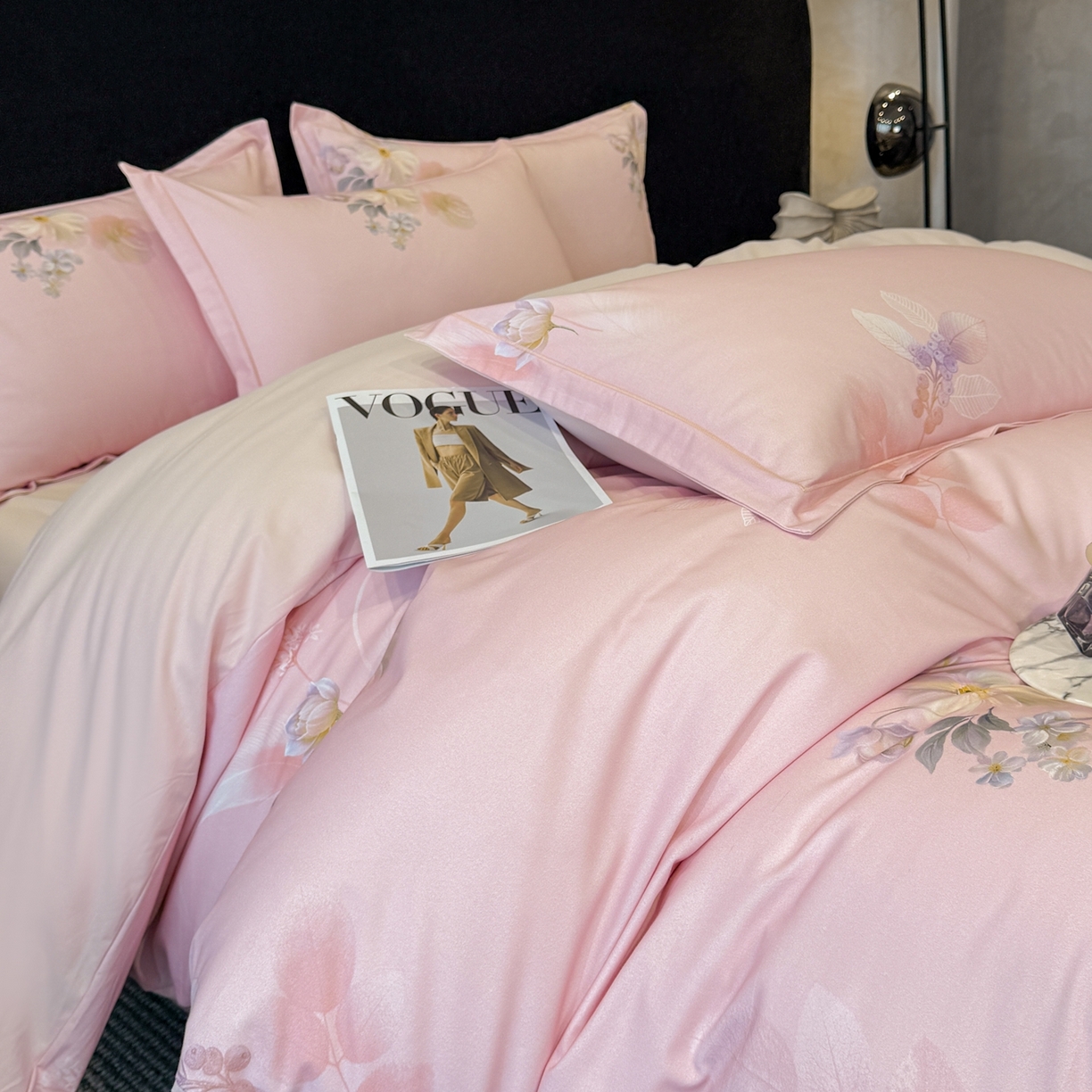 91家纺网 家纺一手货源 找家纺 喜四方 2026新款100%全棉60支长绒棉数码印花四件套（控价不低于180）秋季漫想-粉