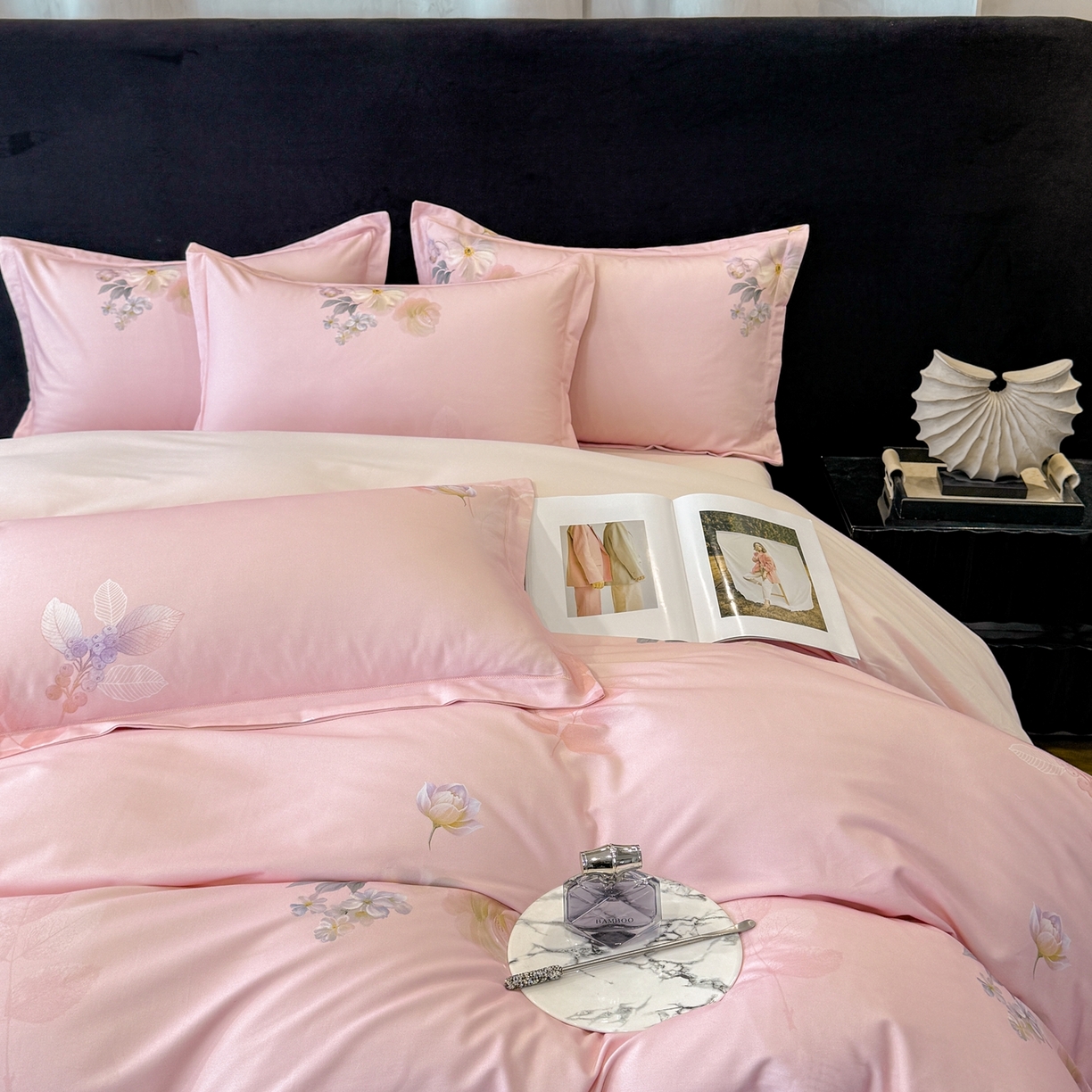 91家纺网 家纺一手货源 找家纺 喜四方 2026新款100%全棉60支长绒棉数码印花四件套（控价不低于180）秋季漫想-粉