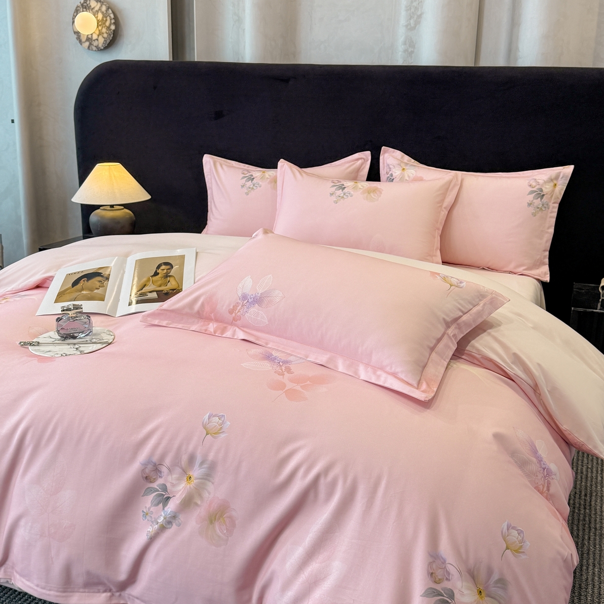 91家纺网 家纺一手货源 找家纺 喜四方 2026新款100%全棉60支长绒棉数码印花四件套（控价不低于180）秋季漫想-粉