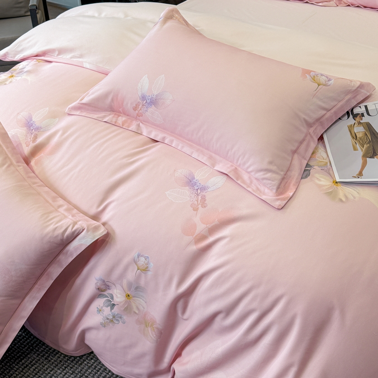 91家纺网 家纺一手货源 找家纺 喜四方 2026新款100%全棉60支长绒棉数码印花四件套（控价不低于180）秋季漫想-粉