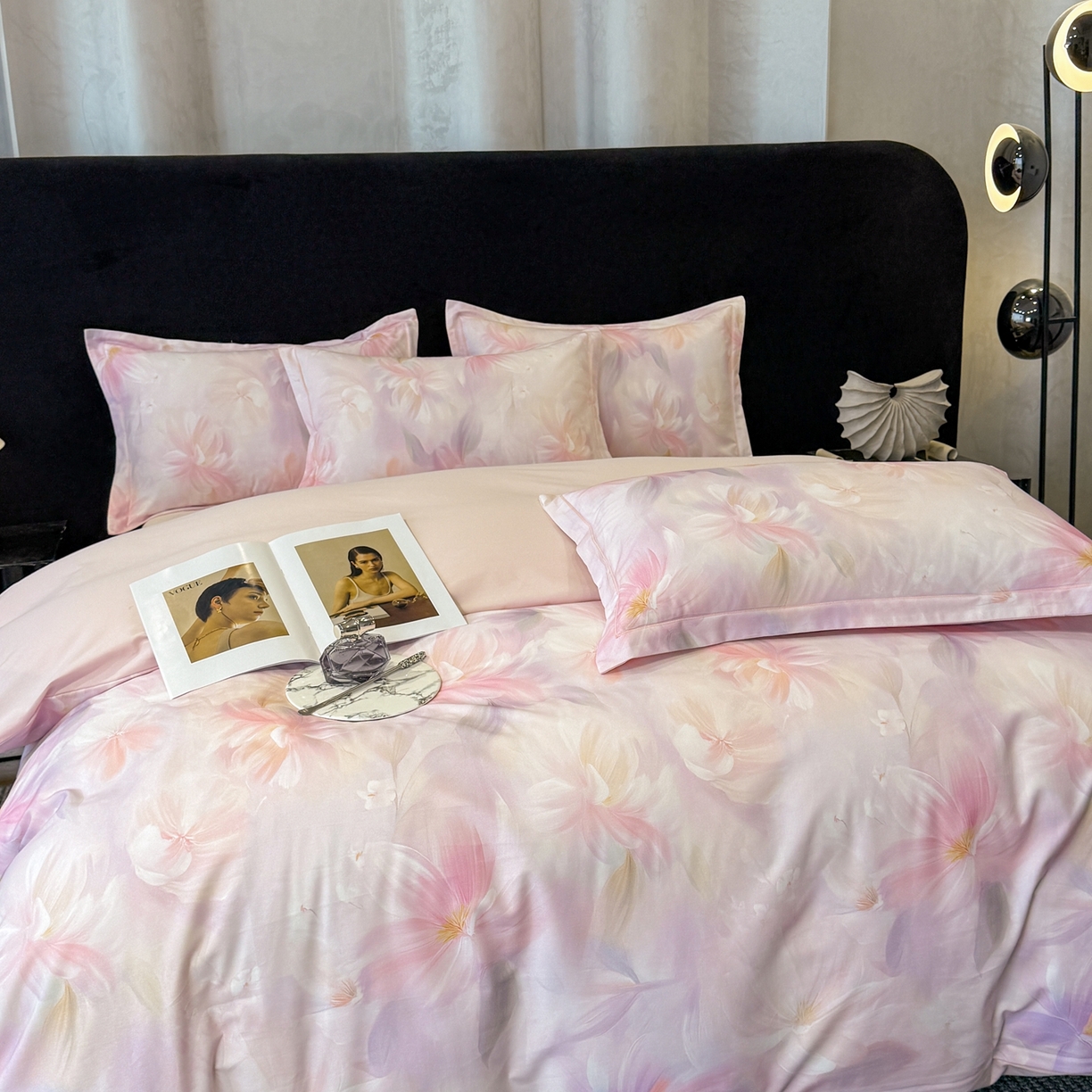 91家纺网 家纺一手货源 找家纺 喜四方 2026新款100%全棉60支长绒棉数码印花四件套（控价不低于180）秋季漫想-粉