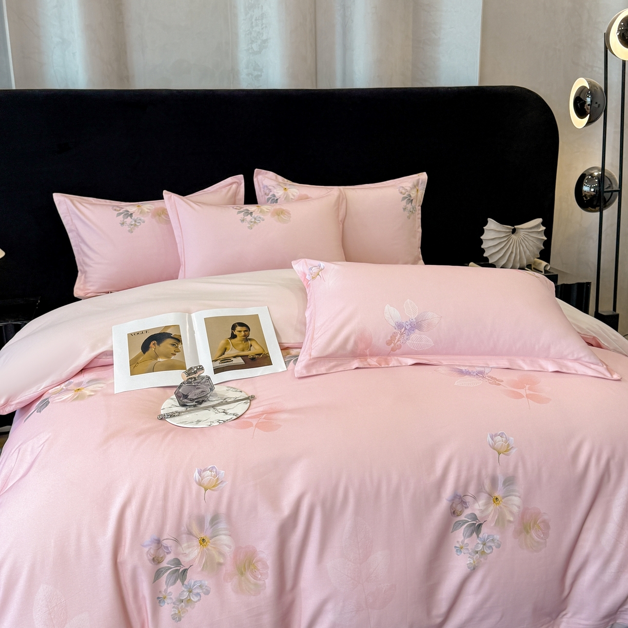 91家纺网 家纺一手货源 找家纺 喜四方 2026新款100%全棉60支长绒棉数码印花四件套（控价不低于180）秋季漫想-粉