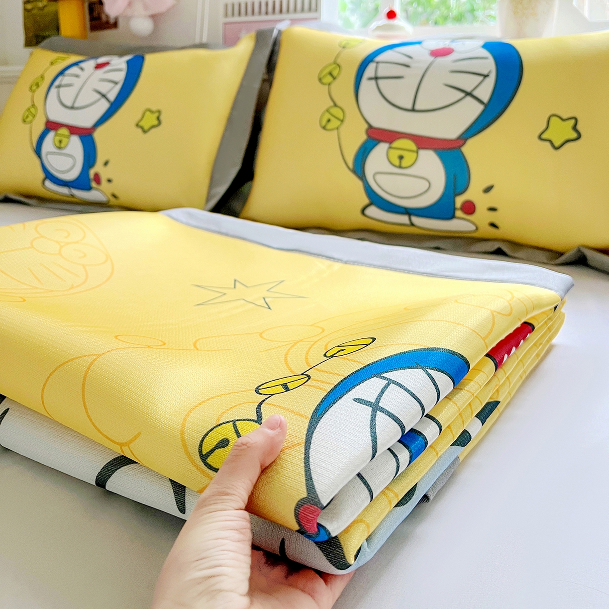 91家纺网 家纺一手货源 找家纺 KT猫直营店 2026新款数码卡通印花凉感冰丝软凉席席子 登月叮当黄-席