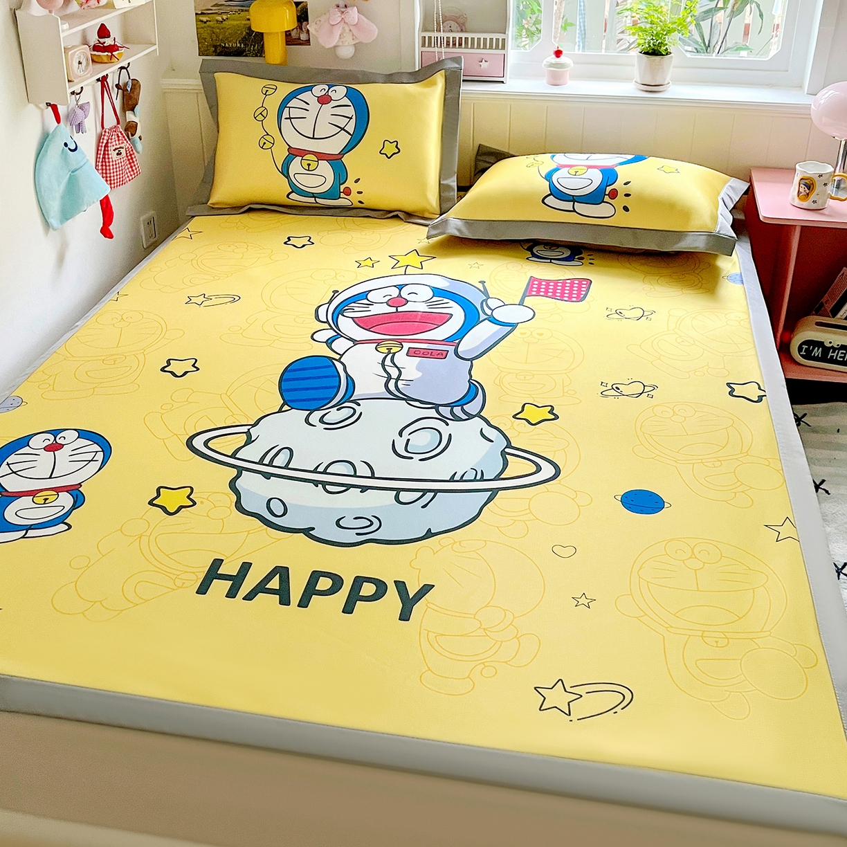 91家纺网 家纺一手货源 找家纺 KT猫直营店 2026新款数码卡通印花凉感冰丝软凉席席子 登月叮当黄-席