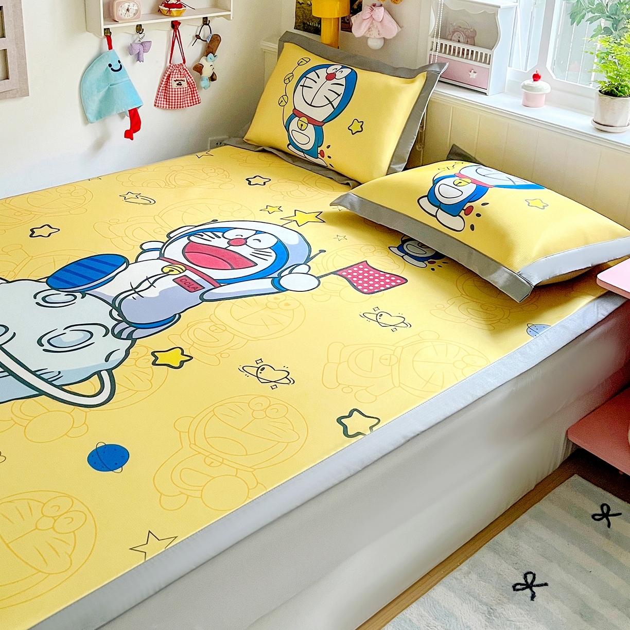 91家纺网 家纺一手货源 找家纺 KT猫直营店 2026新款数码卡通印花凉感冰丝软凉席席子 登月叮当黄-席