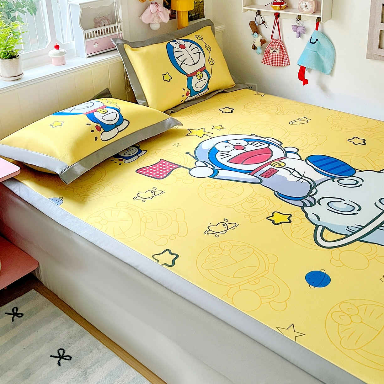 91家纺网 家纺一手货源 找家纺 KT猫直营店 2026新款数码卡通印花凉感冰丝软凉席席子 登月叮当黄-席