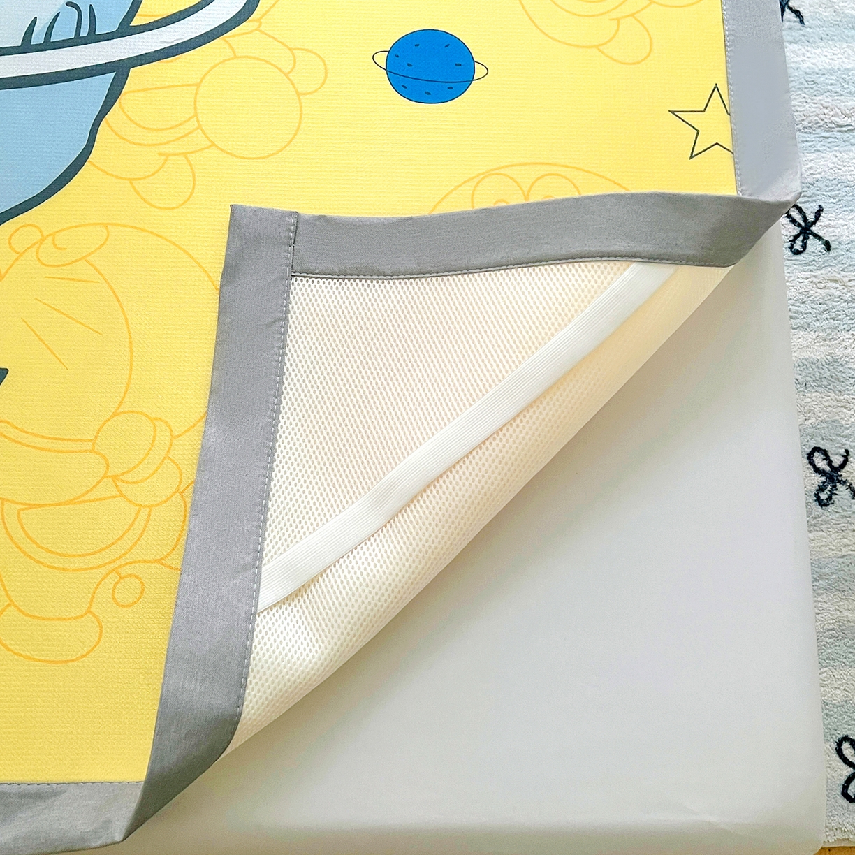 91家纺网 家纺一手货源 找家纺 KT猫直营店 2026新款数码卡通印花凉感冰丝软凉席席子 登月叮当黄-席