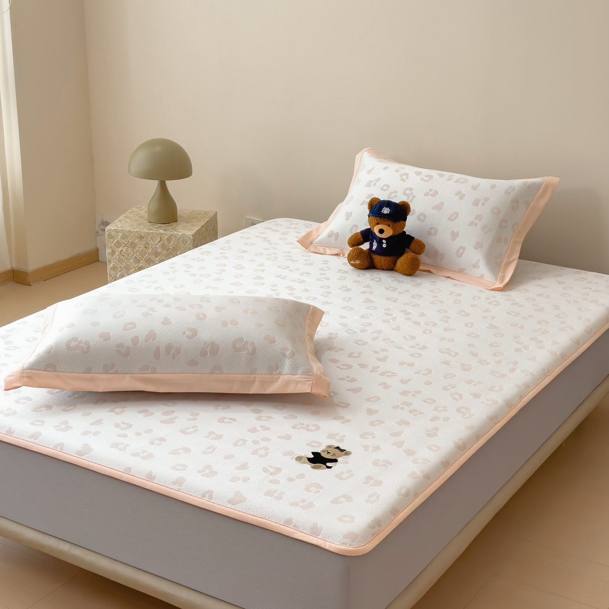 91家纺网 家纺一手货源 找家纺 孩子王家纺 2026春夏新款A类母婴级ins清新冰豆豆小熊刺绣凉感值过0.21夏季冰丝席凉席 小熊豹豹-玉色 床笠款