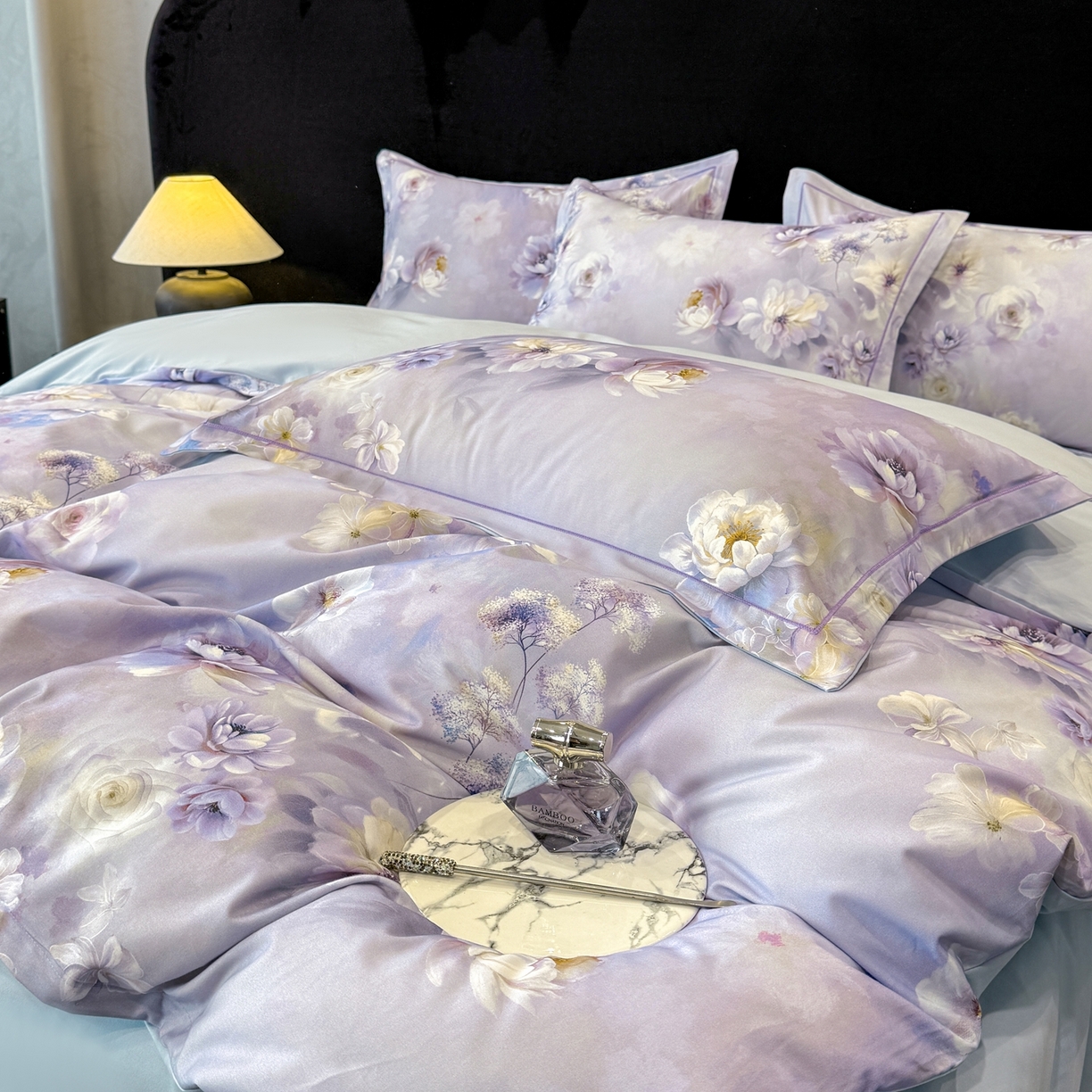 91家纺网 家纺一手货源 找家纺 喜四方 2026新款100%全棉60支长绒棉数码印花四件套（控价不低于180）青花舞梦-灰