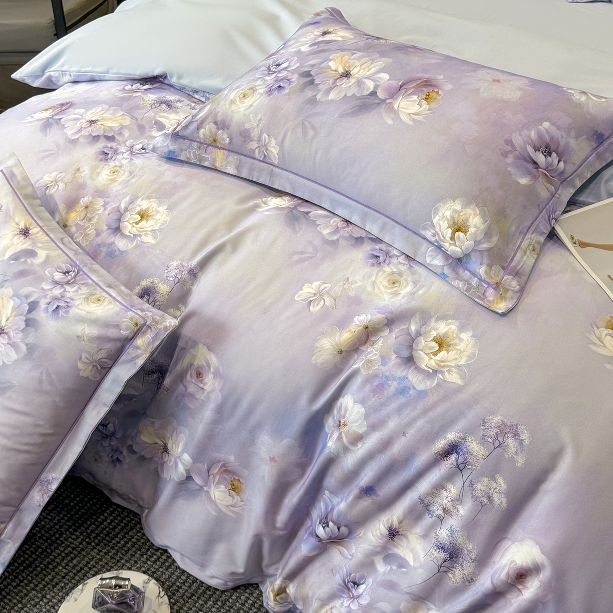 91家纺网 家纺一手货源 找家纺 喜四方 2026新款100%全棉60支长绒棉数码印花四件套（控价不低于180）青花舞梦-灰