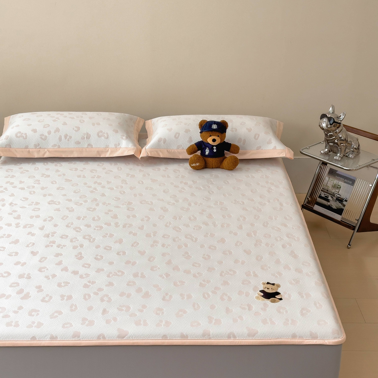 91家纺网 家纺一手货源 找家纺 孩子王家纺 2026春夏新款A类母婴级ins清新冰豆豆小熊刺绣凉感值过0.21夏季冰丝席凉席 小熊豹豹-玉色 床笠款