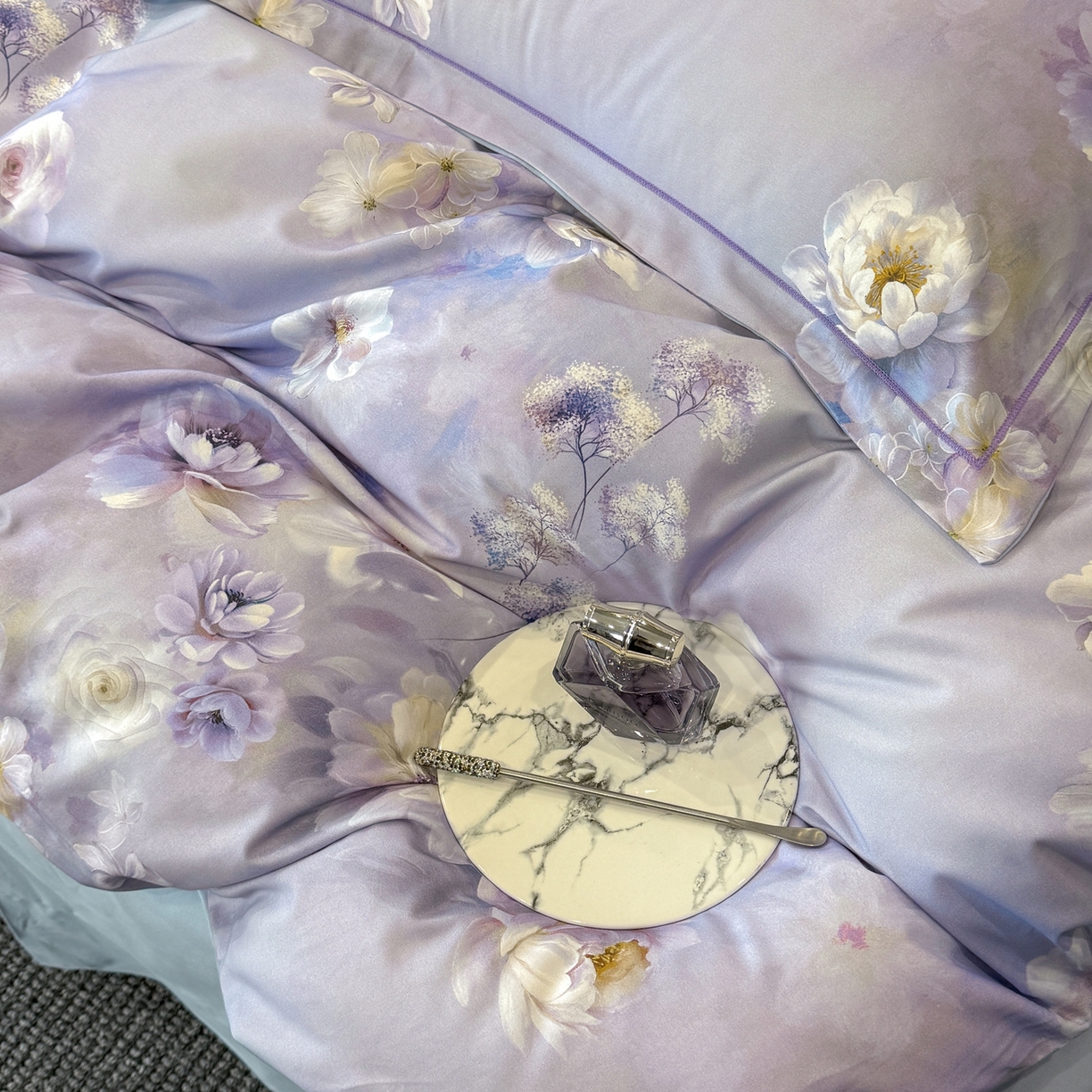 91家纺网 家纺一手货源 找家纺 喜四方 2026新款100%全棉60支长绒棉数码印花四件套（控价不低于180）青花舞梦-灰