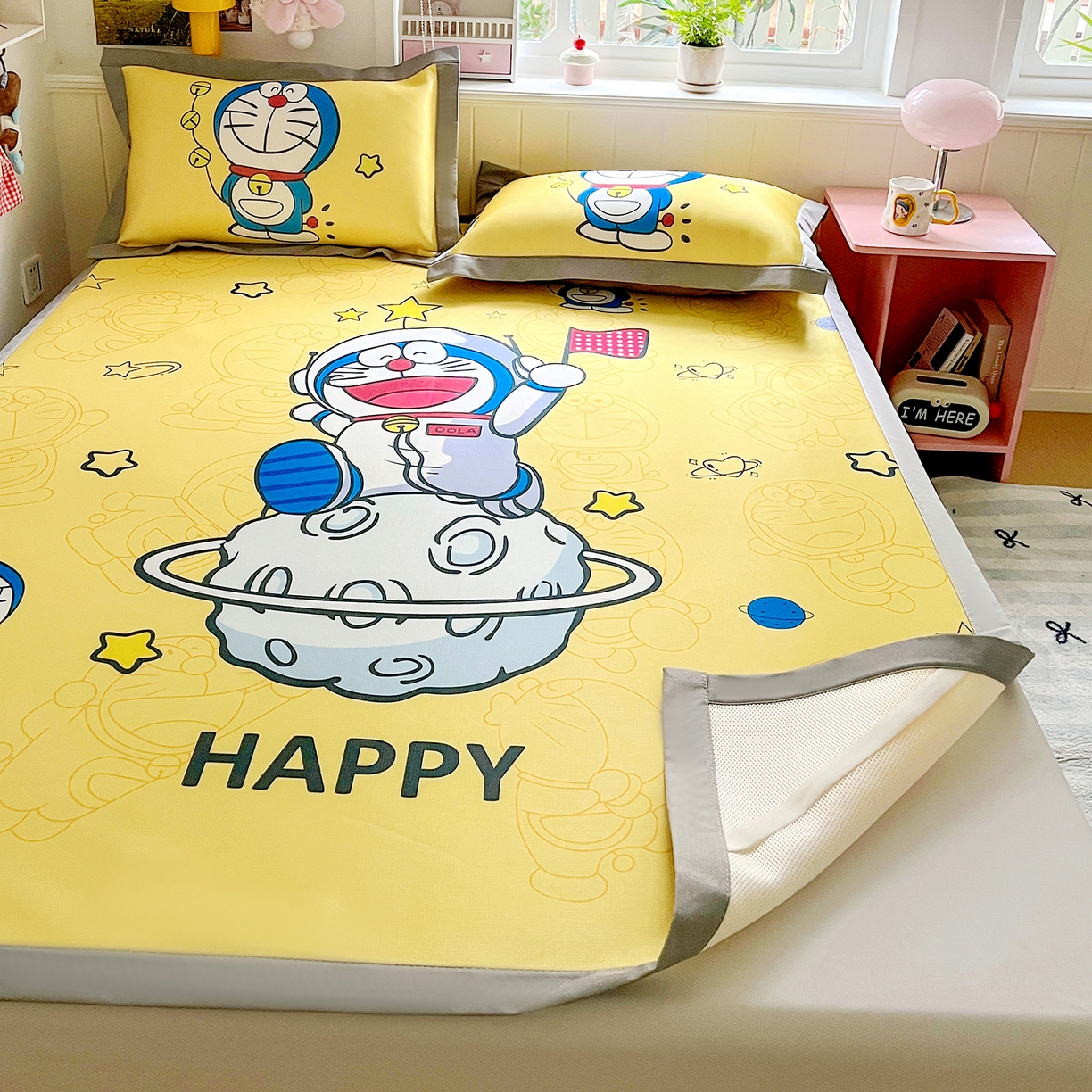 91家纺网 家纺一手货源 找家纺 KT猫直营店 2026新款数码卡通印花凉感冰丝软凉席席子 登月叮当黄-席