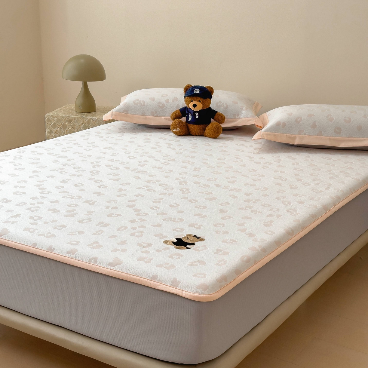 91家纺网 家纺一手货源 找家纺 孩子王家纺 2026春夏新款A类母婴级ins清新冰豆豆小熊刺绣凉感值过0.21夏季冰丝席凉席 小熊豹豹-玉色 床笠款