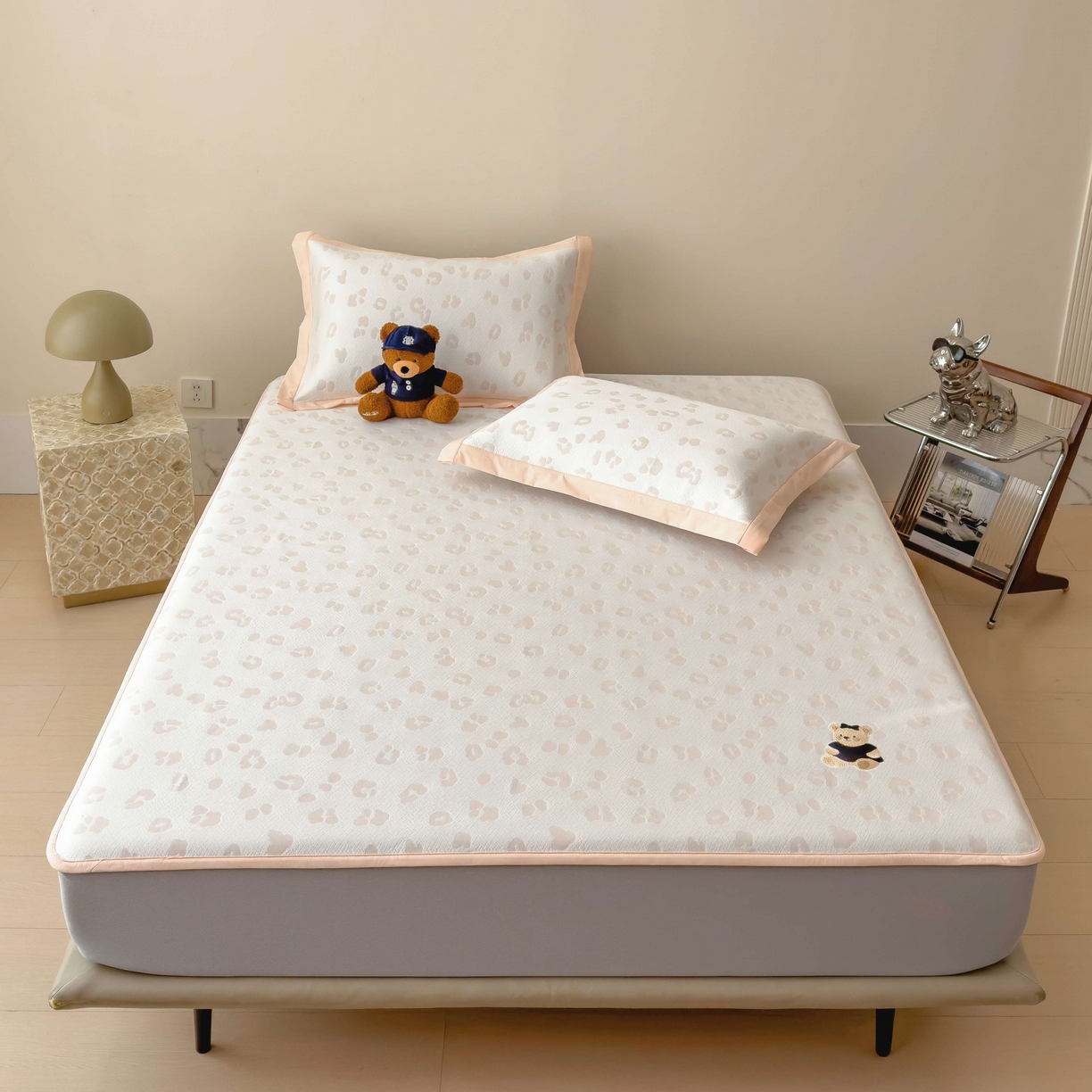 91家纺网 家纺一手货源 找家纺 孩子王家纺 2026春夏新款A类母婴级ins清新冰豆豆小熊刺绣凉感值过0.21夏季冰丝席凉席 小熊豹豹-玉色 床笠款