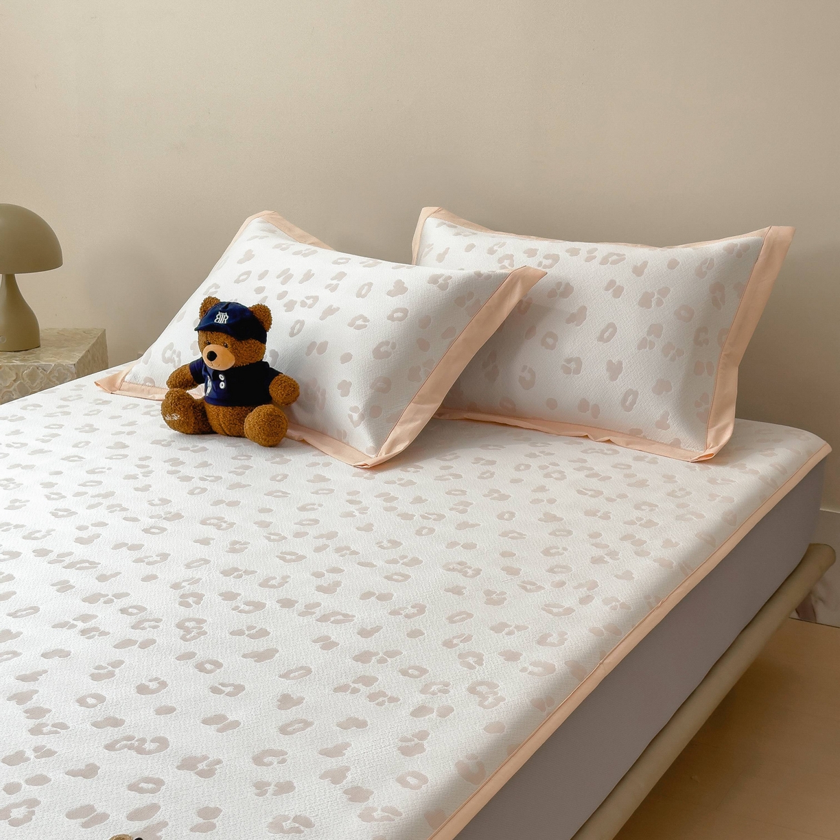 91家纺网 家纺一手货源 找家纺 孩子王家纺 2026春夏新款A类母婴级ins清新冰豆豆小熊刺绣凉感值过0.21夏季冰丝席凉席 小熊豹豹-玉色 床笠款