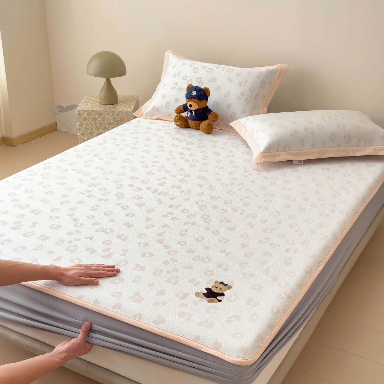 91家纺网 家纺一手货源 找家纺 孩子王家纺 2026春夏新款A类母婴级ins清新冰豆豆小熊刺绣凉感值过0.21夏季冰丝席凉席 小熊豹豹-玉色 床笠款