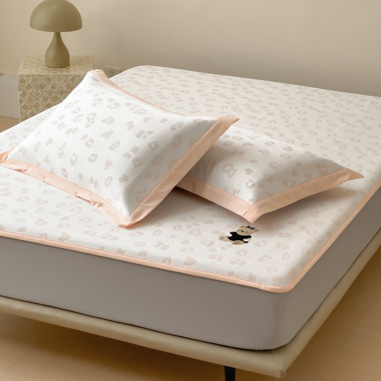 91家纺网 家纺一手货源 找家纺 孩子王家纺 2026春夏新款A类母婴级ins清新冰豆豆小熊刺绣凉感值过0.21夏季冰丝席凉席 小熊豹豹-玉色 床笠款